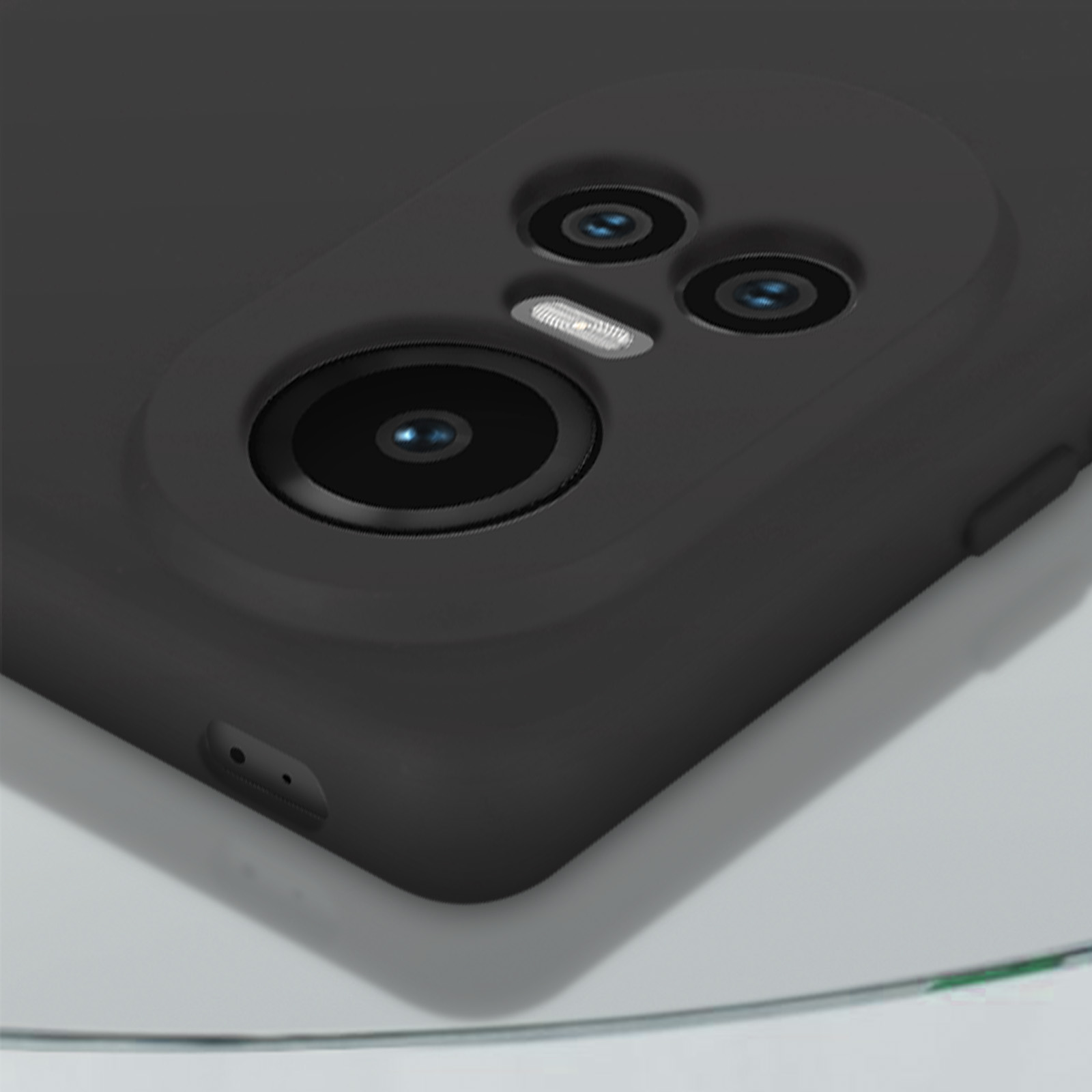 Un primo piano di un telefono con tre fotocamere posteriori e un design arrotondato, che enfatizza le funzionalità del telefono.