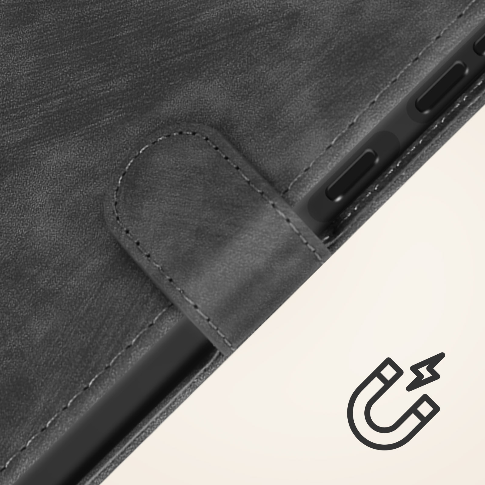 Nahaufnahme einer schwarzen Leder-Handyhülle mit Magnetverschluss und einem stilisierten Blitzsymbol.