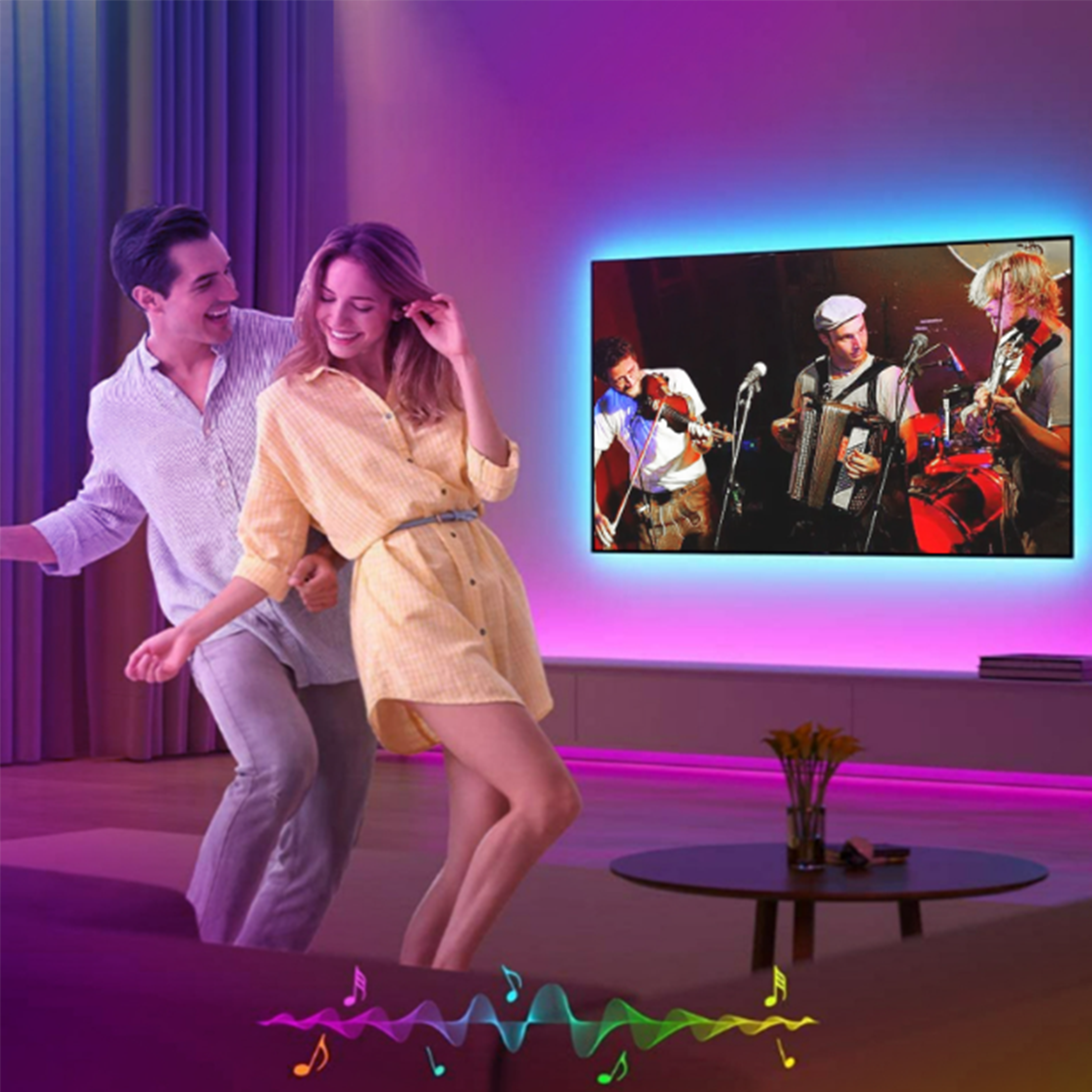 Paar tanzt in einem Raum mit einem Fernseher, der eine Band zeigt, mit bunten Lichtern.