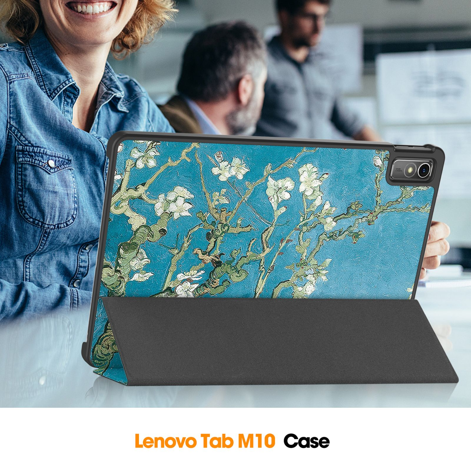 Eine Tablet-Hülle mit einem Van Gogh-Gemälde, gehalten von einer Person in Jeanshemd.