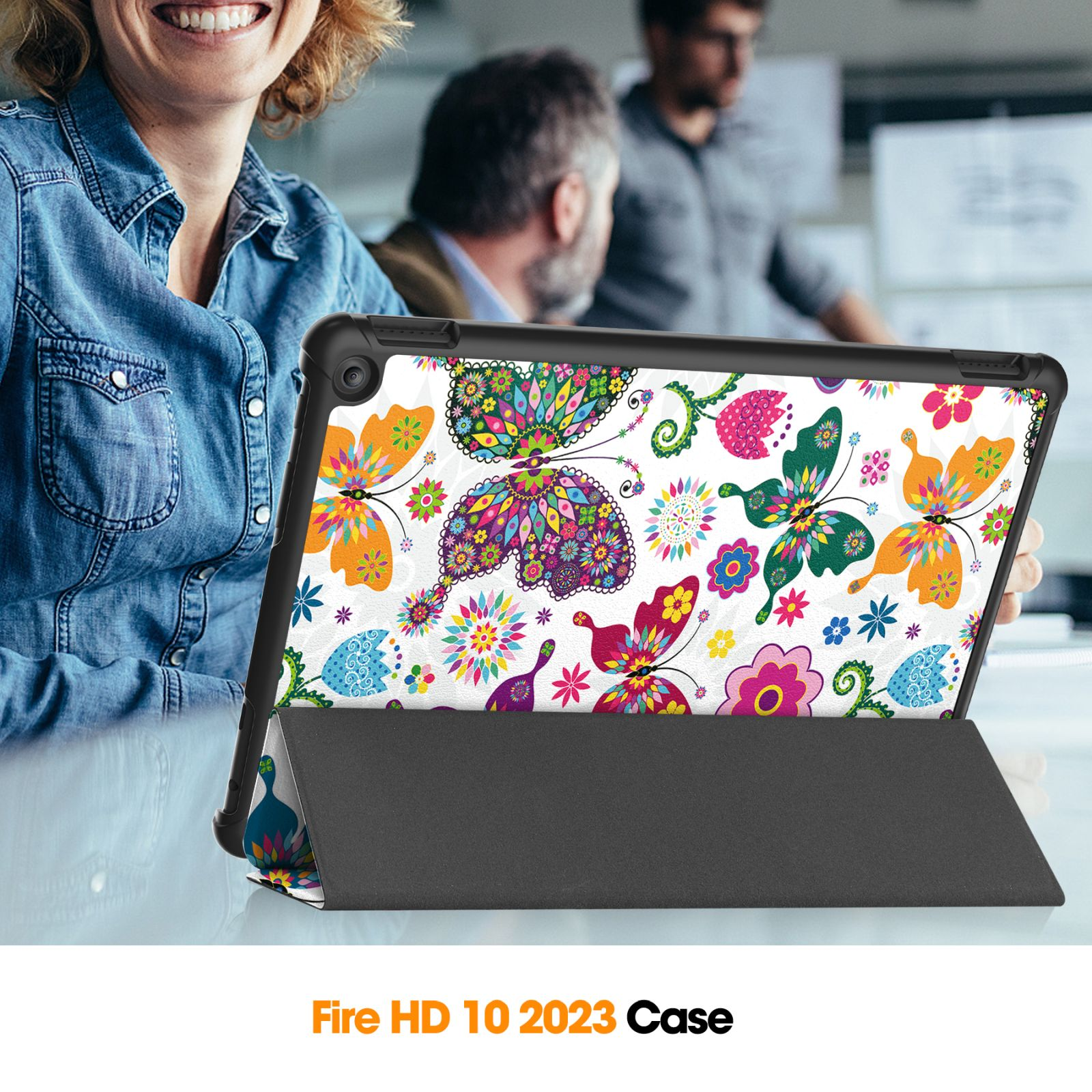 Ein Tablet mit Schmetterlingsmuster-Hülle ist geöffnet und wird vor einer Frau gehalten.