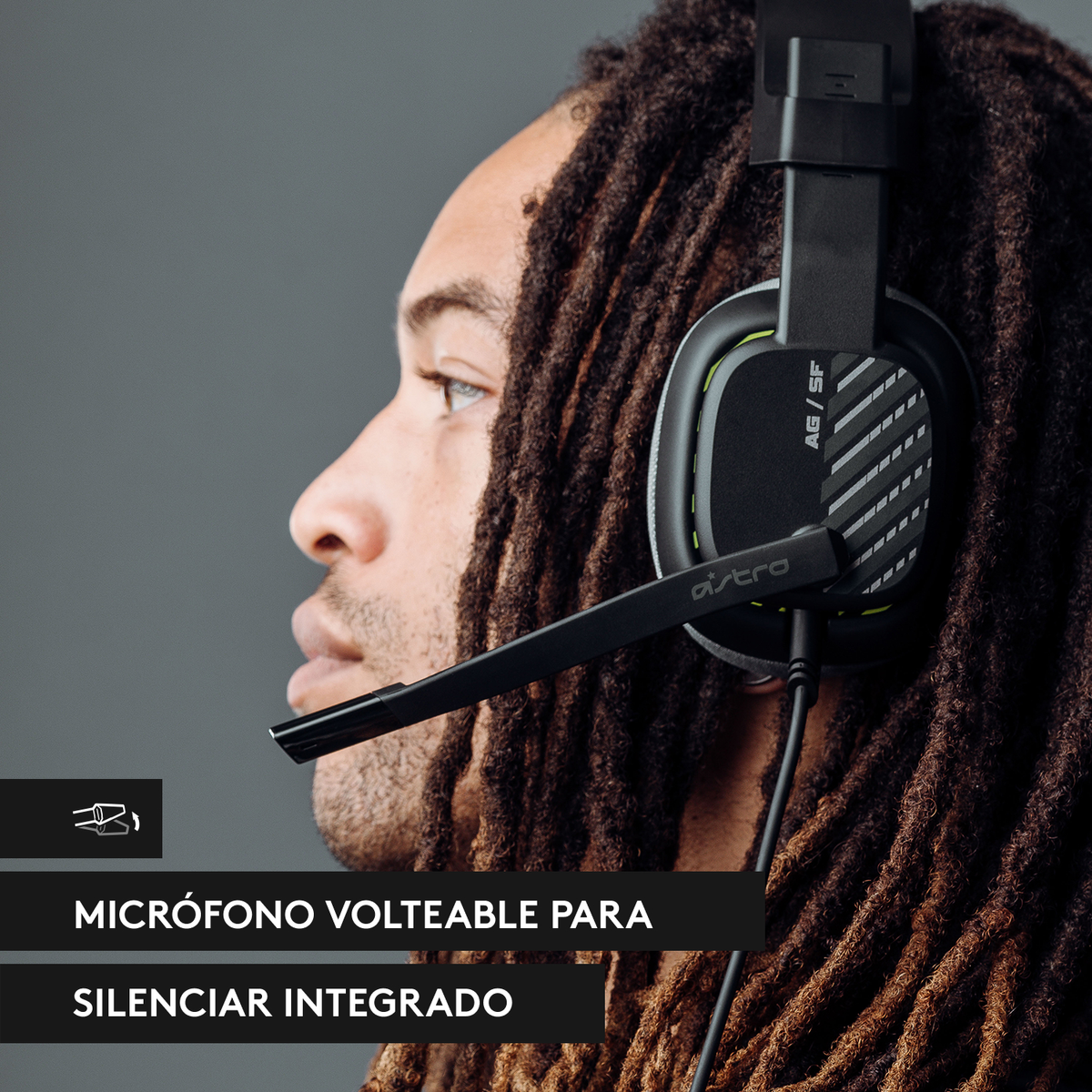 Homme avec des dreadlocks portant un casque noir avec microphone. Texte en espagnol en bas.