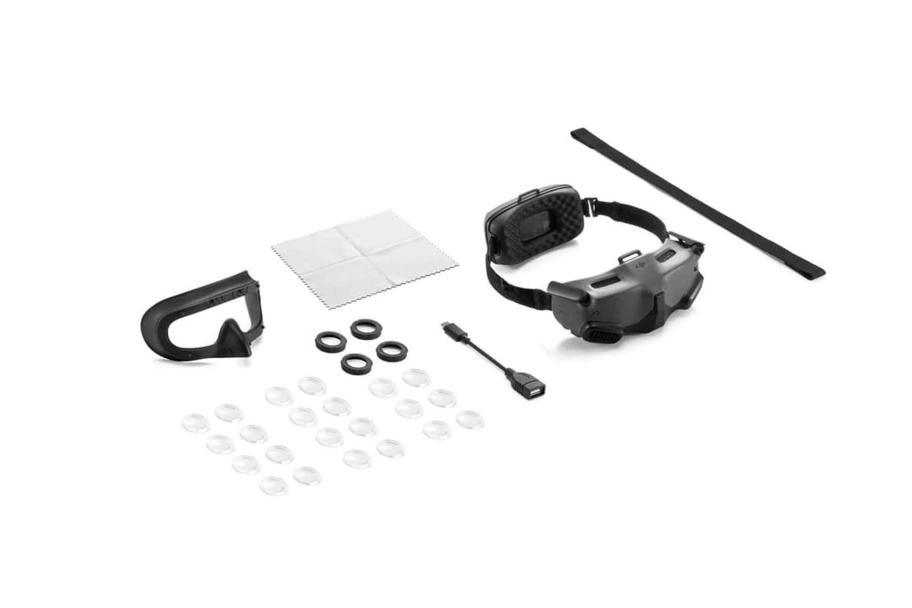 VR-Headset und Zubehör auf weißem Hintergrund. Enthält Linsen, Gesichtsabdeckung und Verbindungskabel.