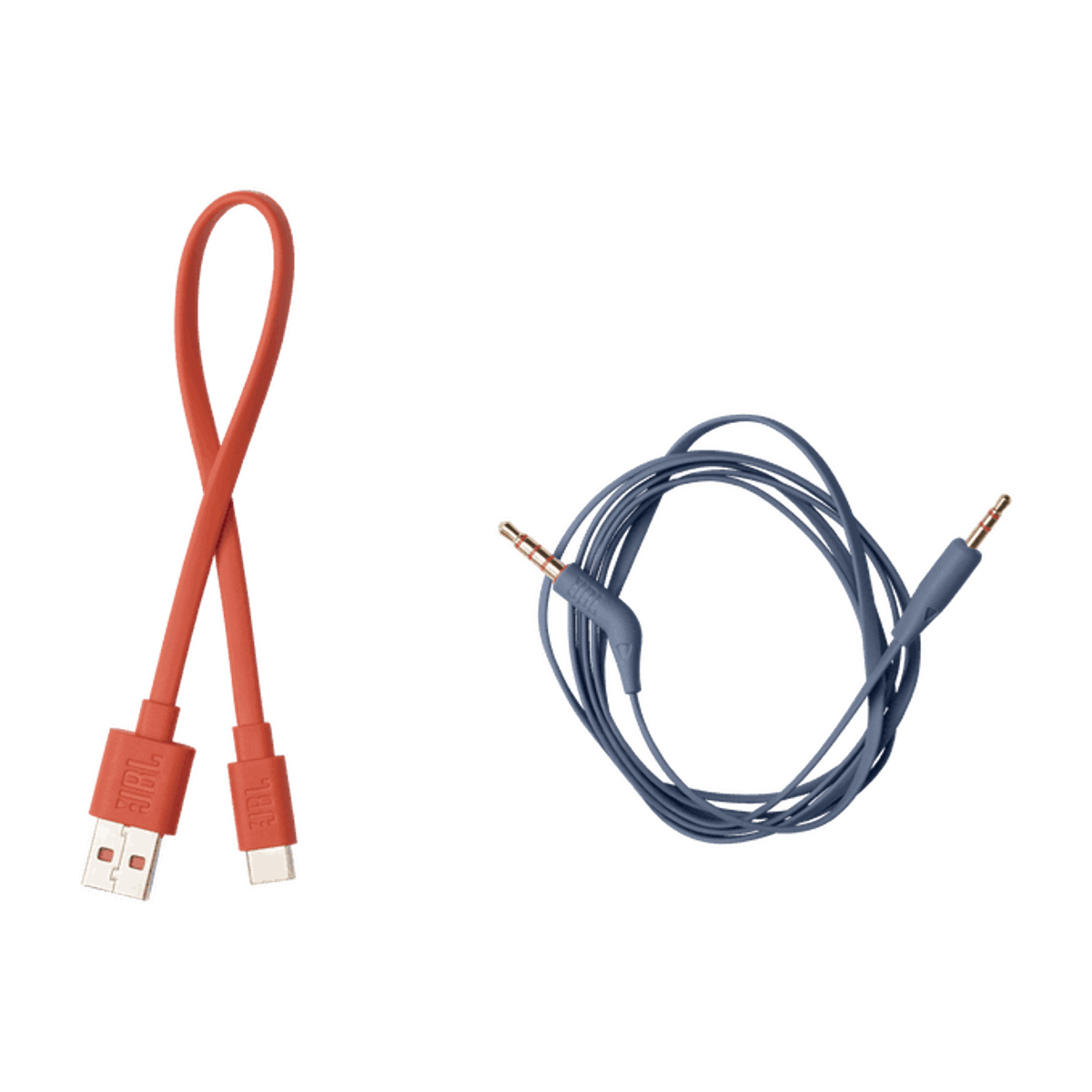 Dos cables: uno rojo USB a C, y uno azul auxiliar con dos conectores.