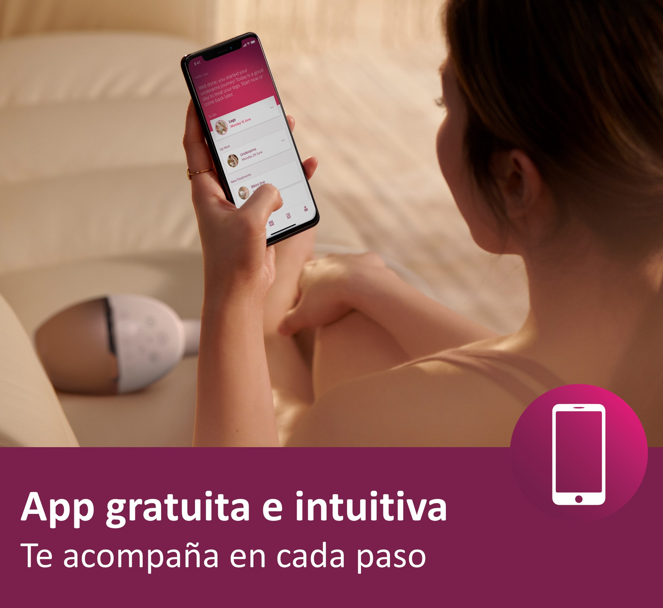 Kobieta korzystająca z telefonu pokazującego interfejs aplikacji. Tekst mówi 'App gratuita e intuitiva'. Różowe tło.