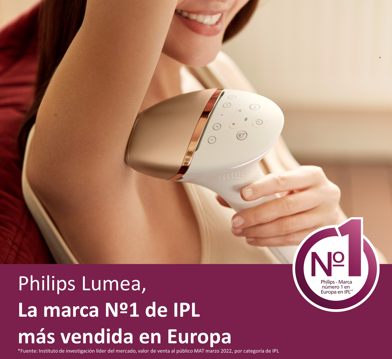 Kobieta z urządzeniem usuwająca włosy z pachy. Tekst i logo wskazują na Philips Lumea.