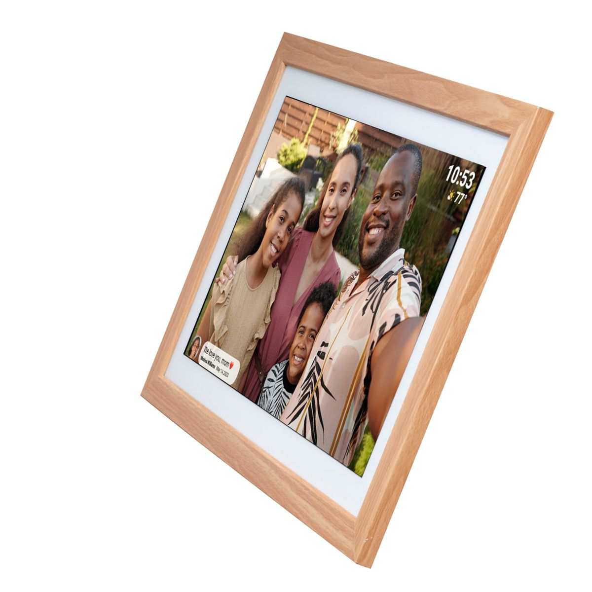 Digitale fotolijst met een familiefoto. De lijst is van hout, en de tijd en het weer worden weergegeven.
