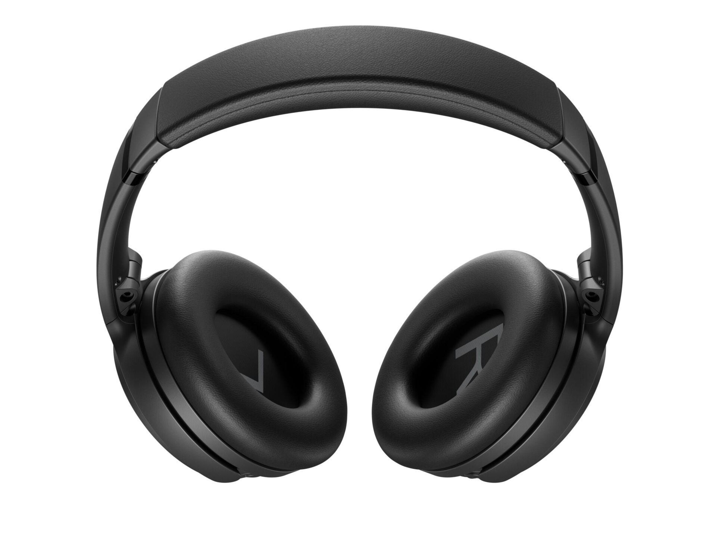 Auriculares negros circumaurales con un logo prominente en las orejeras, aislados en blanco.