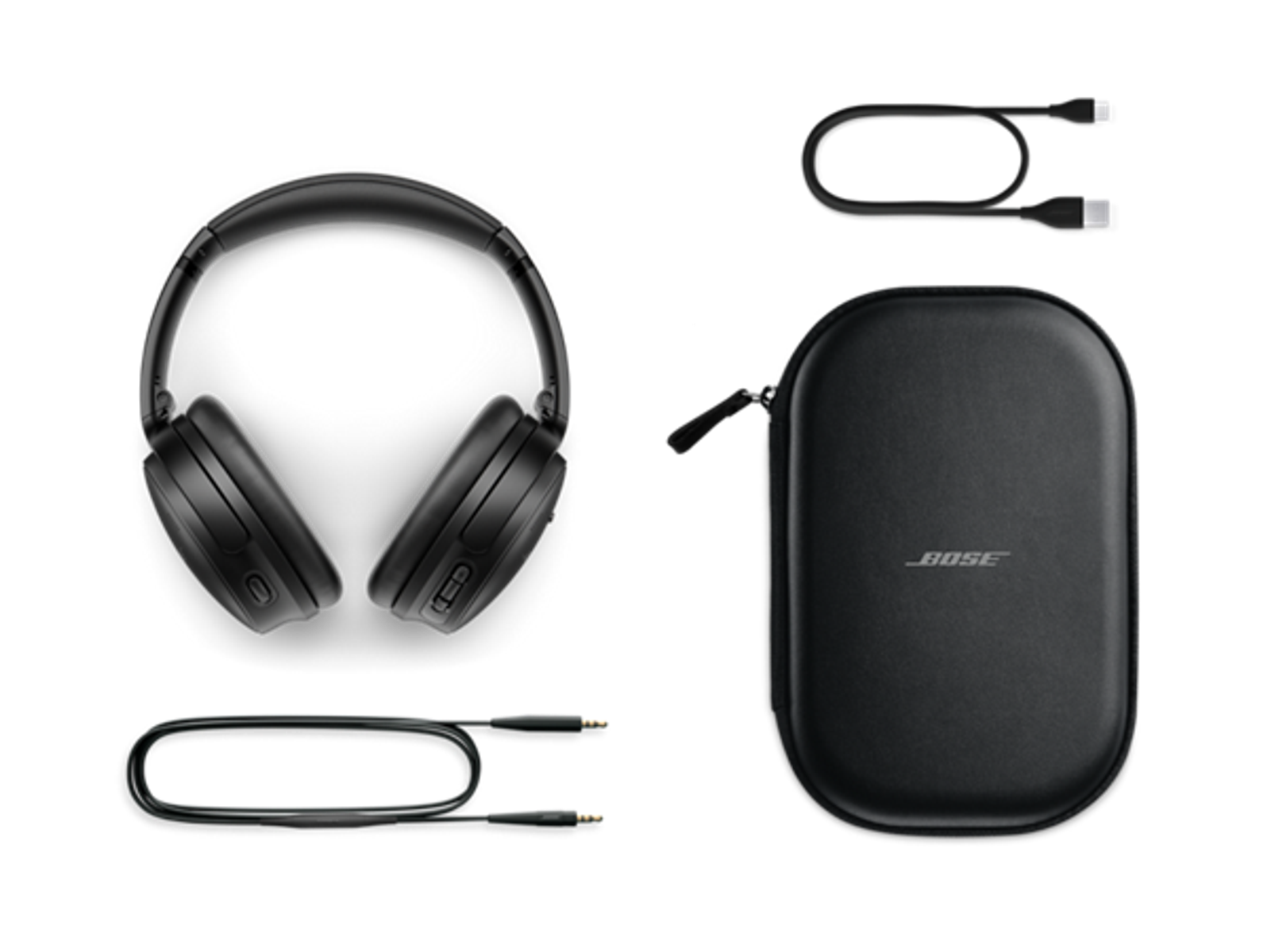 Auriculares negros, cables de carga y estuche de transporte, todo sobre fondo negro.