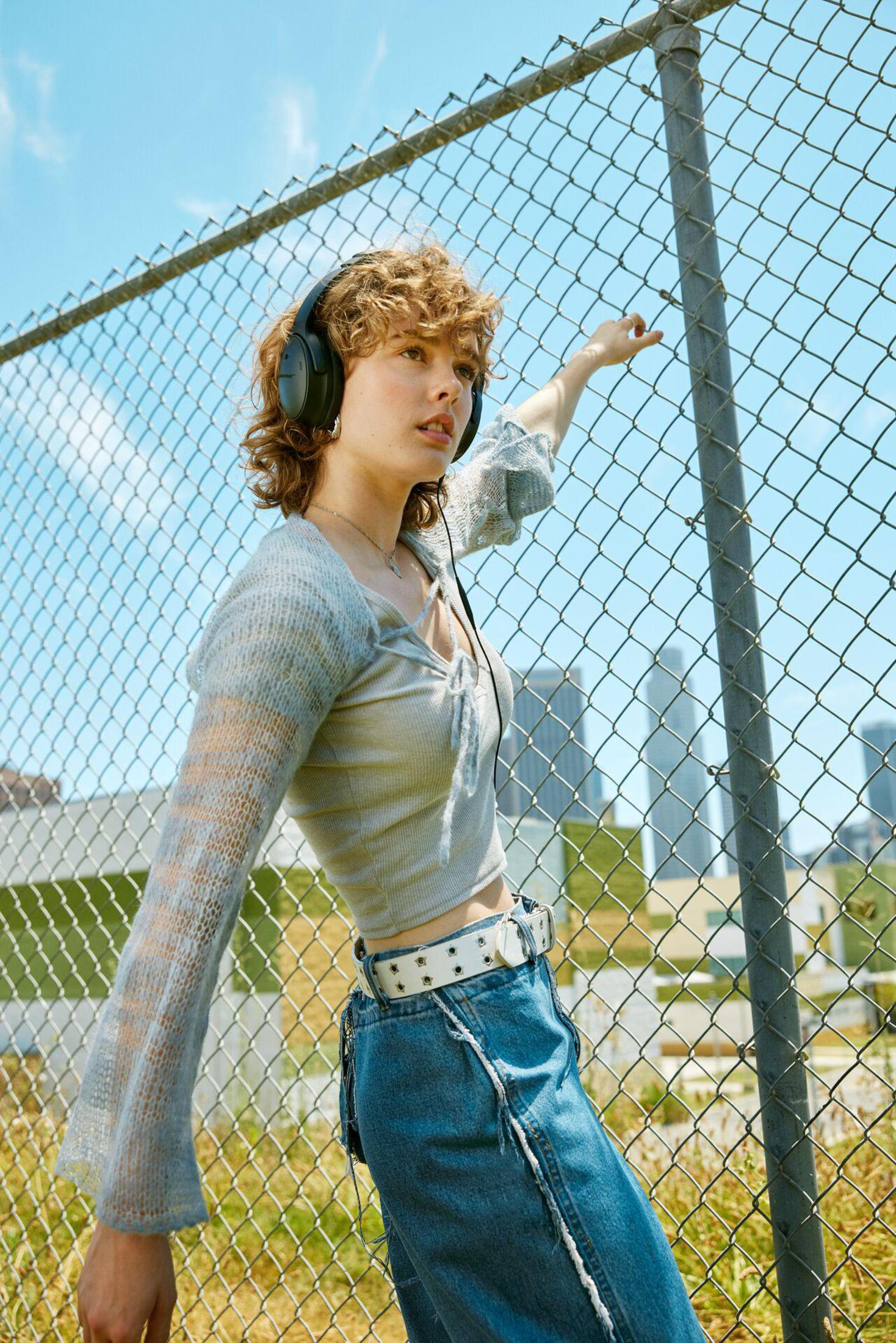 Smartwatch z plecionym szarym paskiem i tekstem o cechach paska.