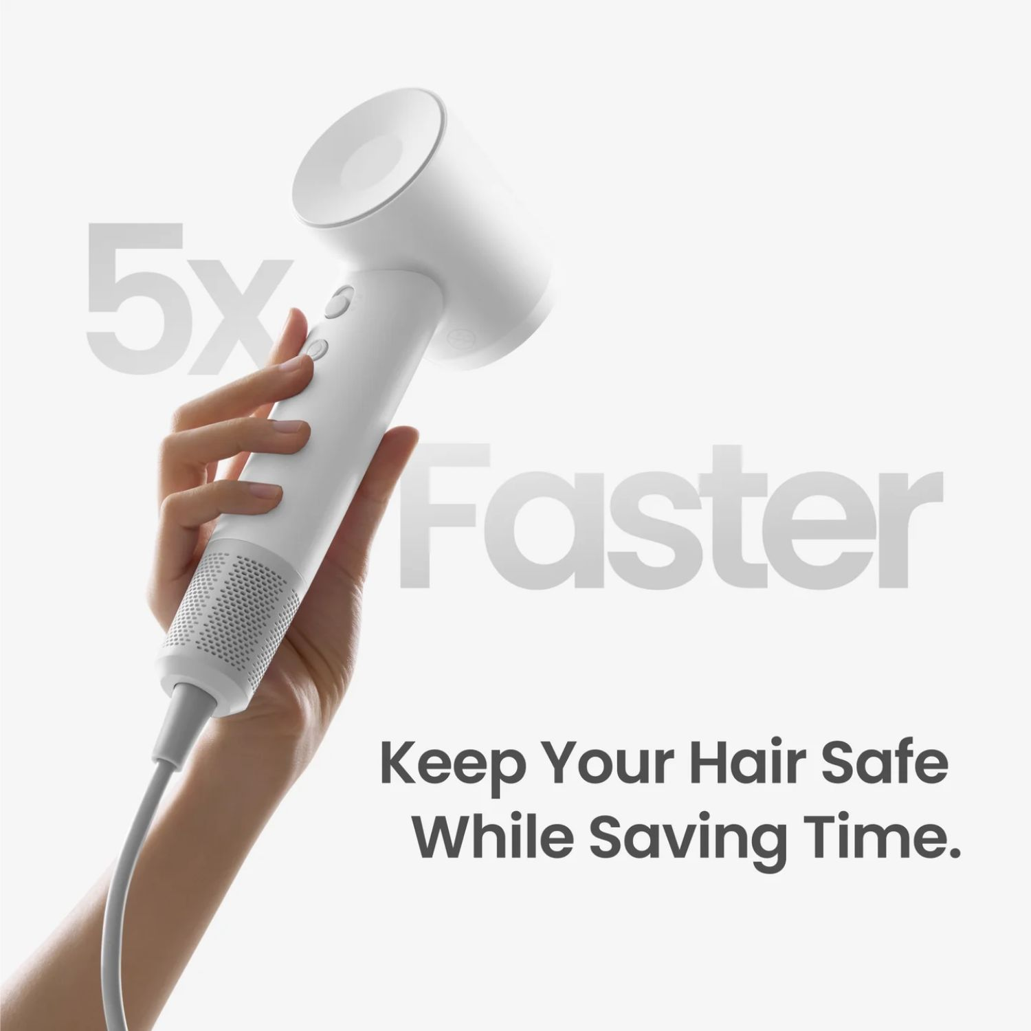 Un secador de pelo blanco sostenido por una mano. El texto dice que es 5x más rápido y protege el cabello.
