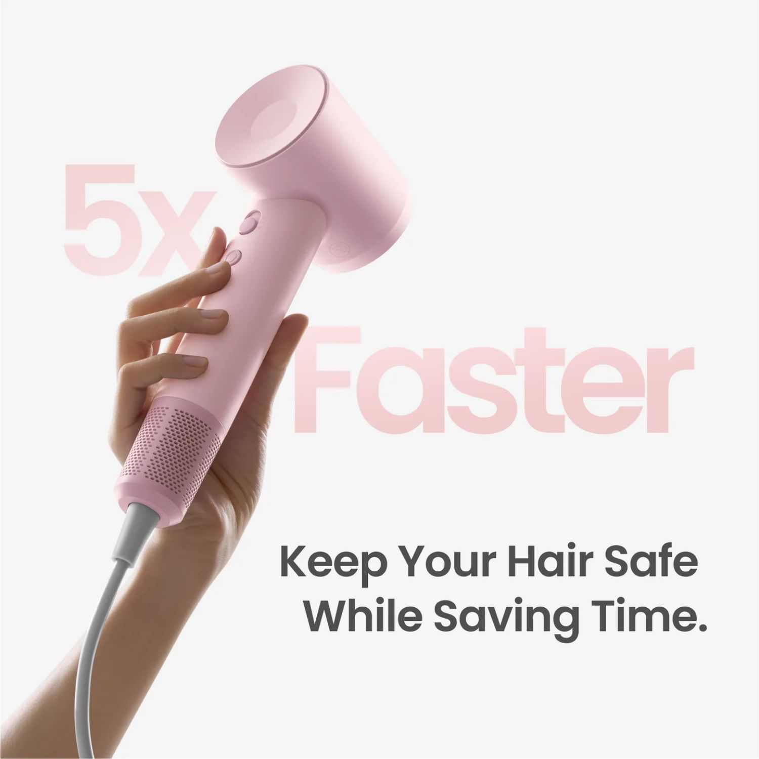 Un asciugacapelli rosa tenuto in mano con testo.