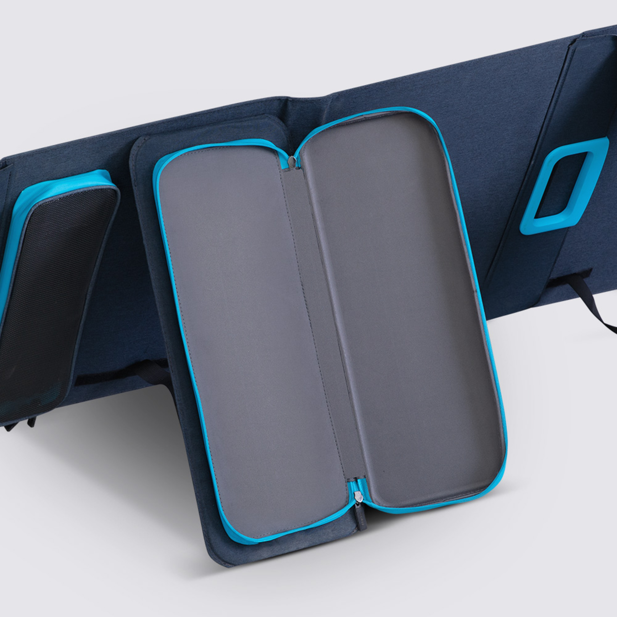 Ein dunkelblaues Etui, offen, mit grauem Innenraum und blauen Akzenten. Der Hintergrund ist weiß.