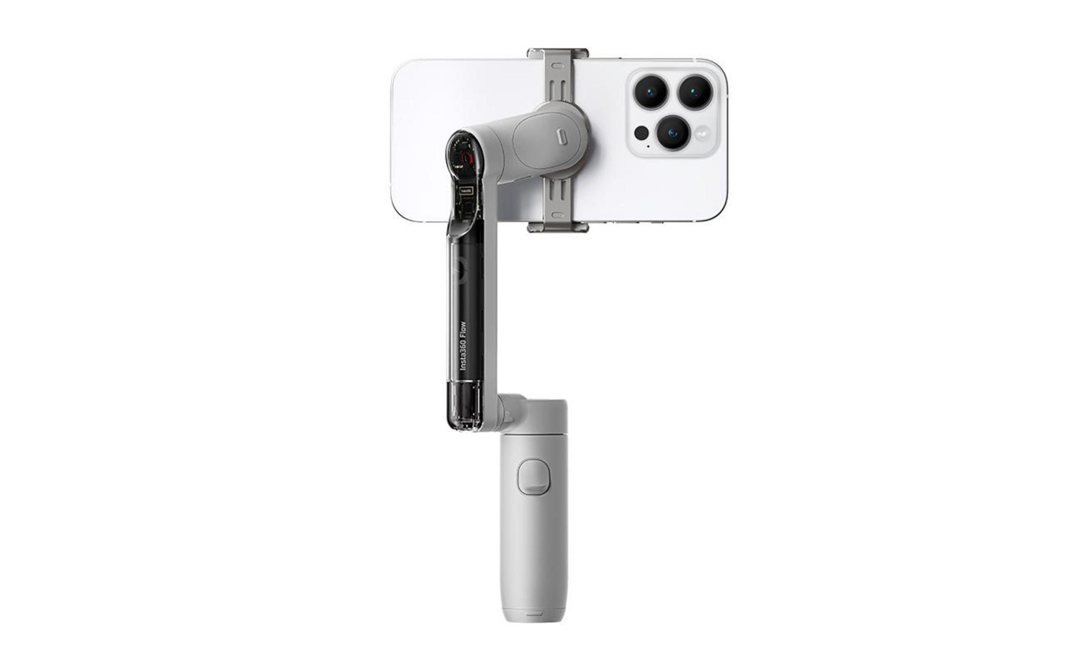 Smartfon na stabilizatorze telefonu, trzymany w dłoni. Stabilizator jest szaro-czarny.