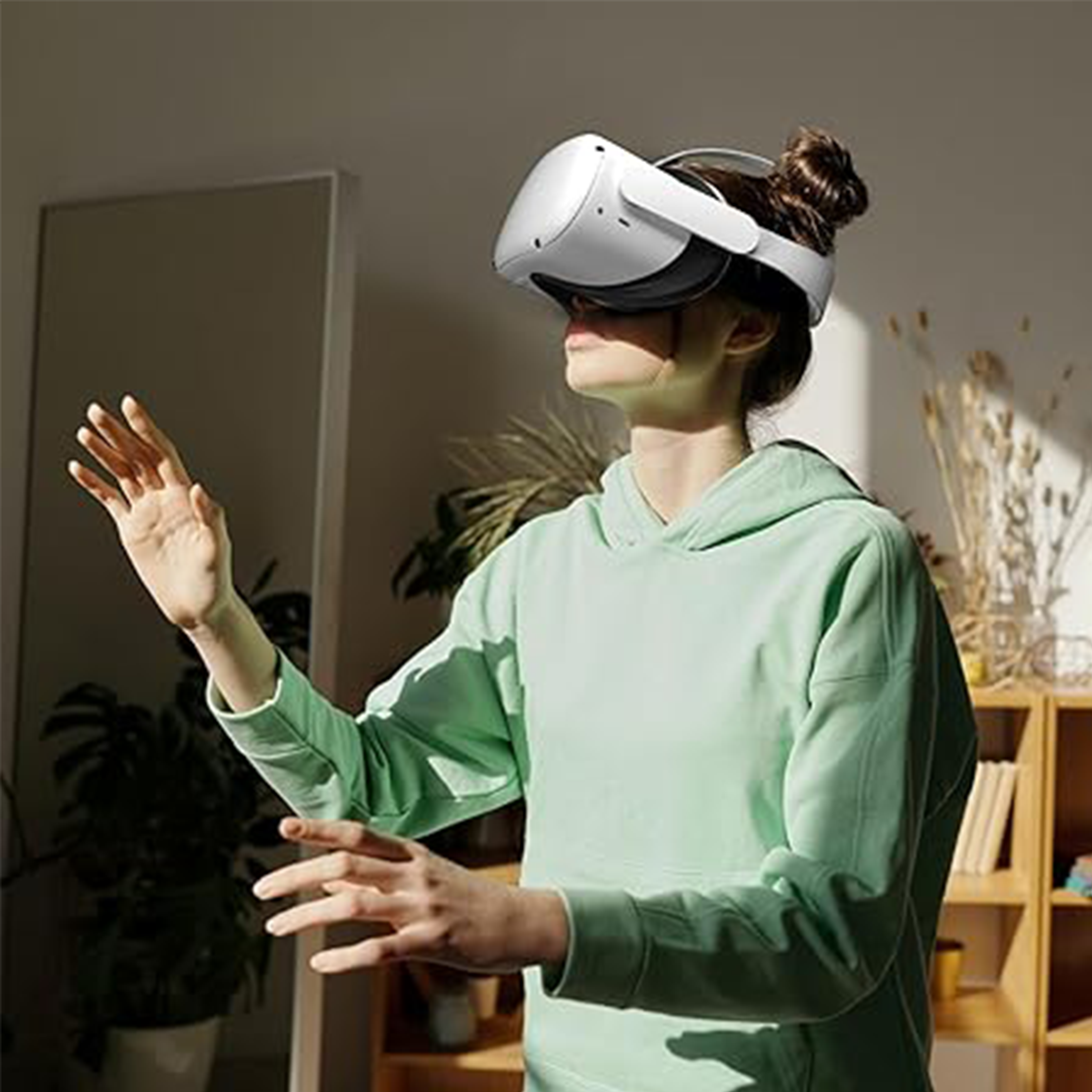 Frau mit VR-Headset, Arme ausgestreckt. Hellgrüner Pullover. Hintergrund: Regale, Licht.