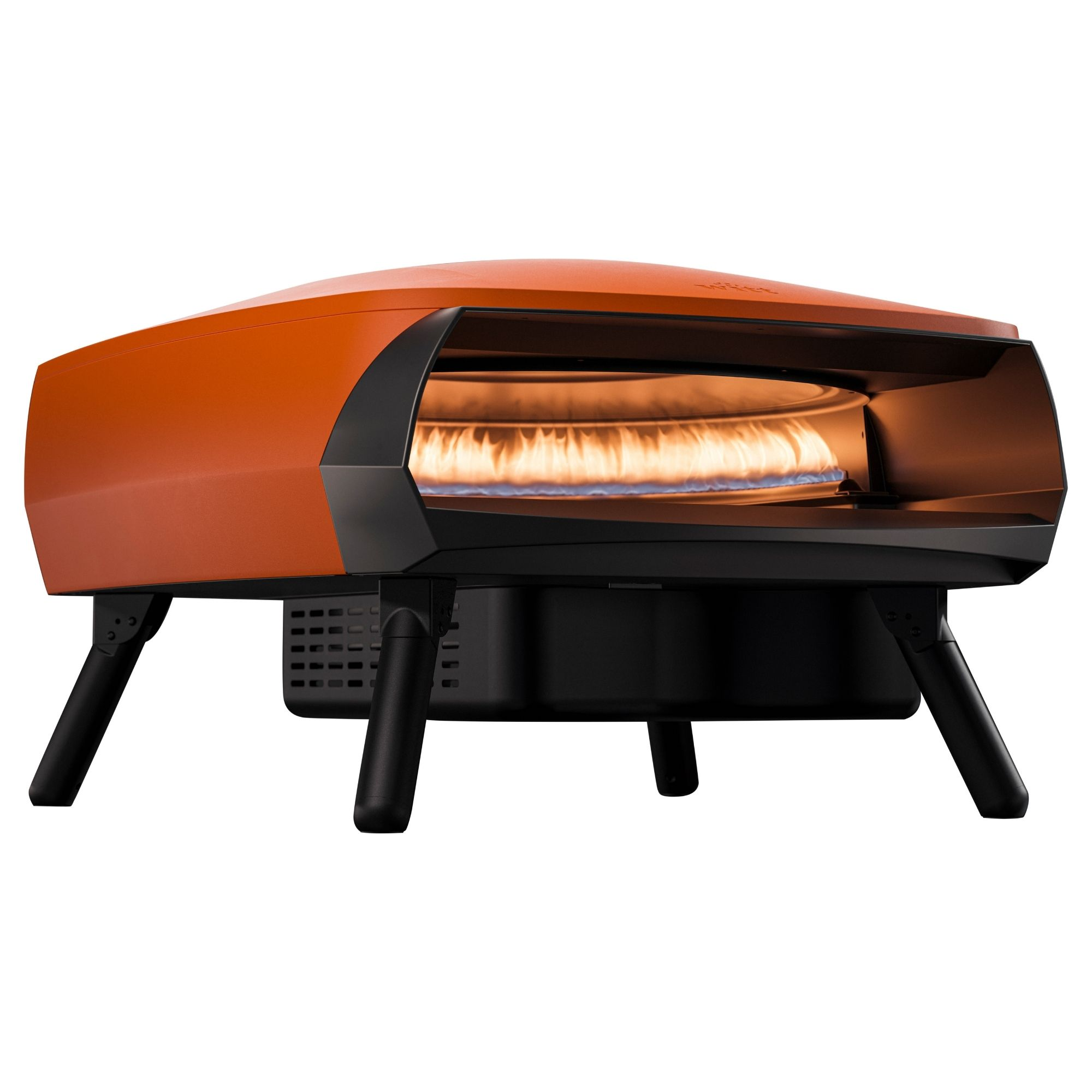 Forno per pizza arancione con gambe nere. Pizza all'interno, fiamme visibili. Il forno ha esterno nero e interno ramato.