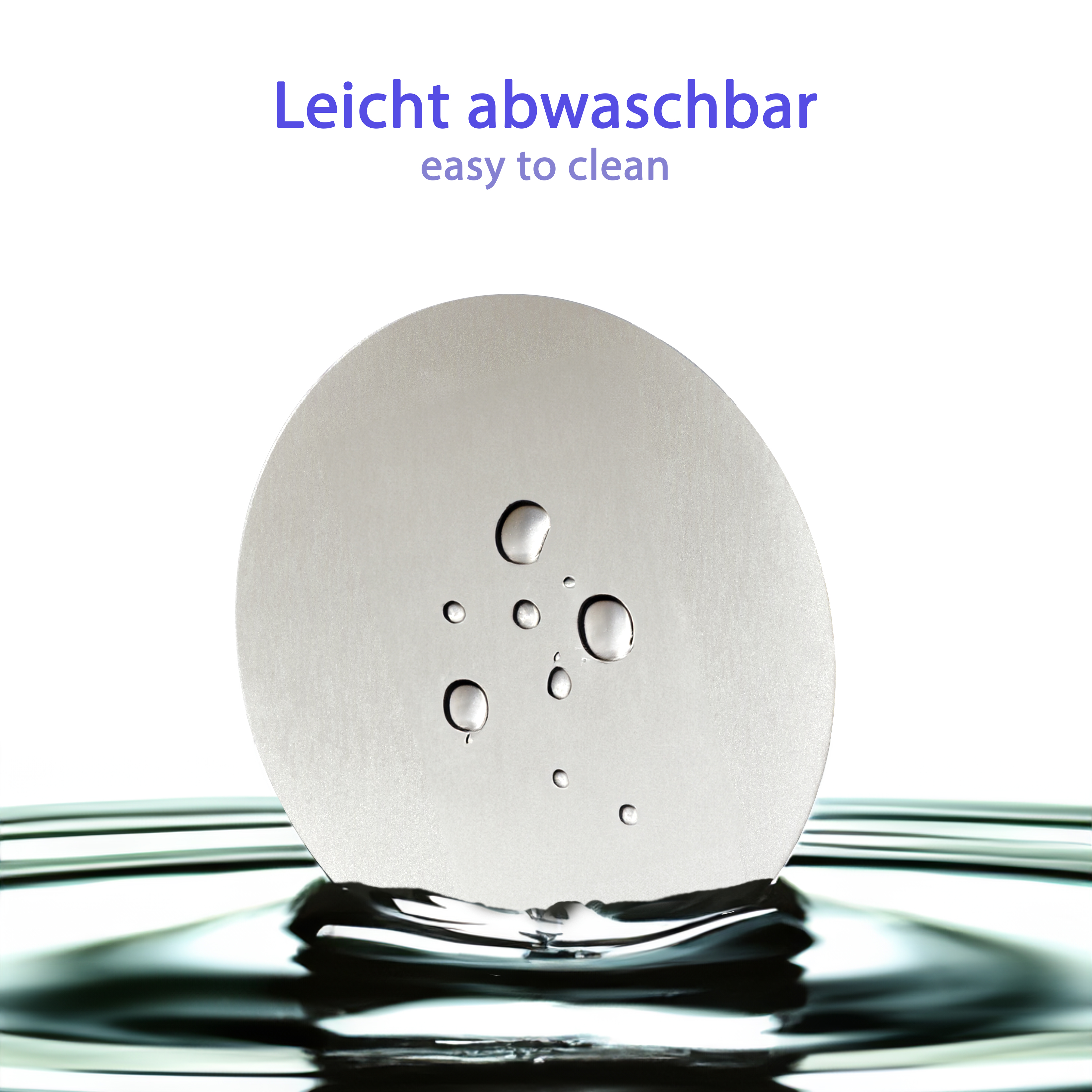 Eine silberne Metallscheibe mit Wassertropfen, mit Text, auf weißem Hintergrund.