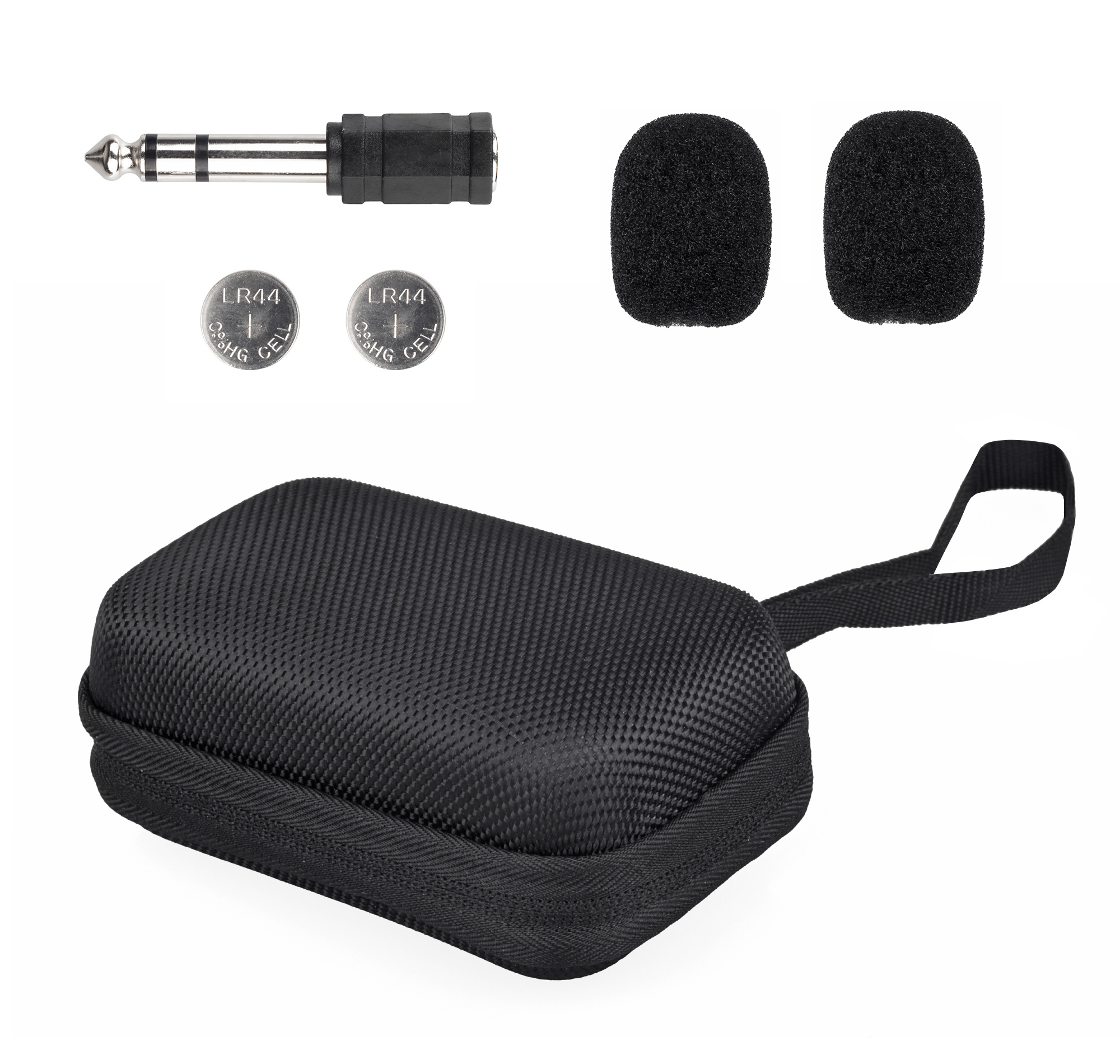 Verschiedenes Audiozubehör: Stecker, Mikrofone, Batterien und eine schwarze Tragetasche.