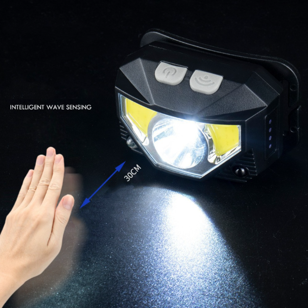 Stirnlampe, schwarz, mit hellem Licht und einer sich nähernden Hand.