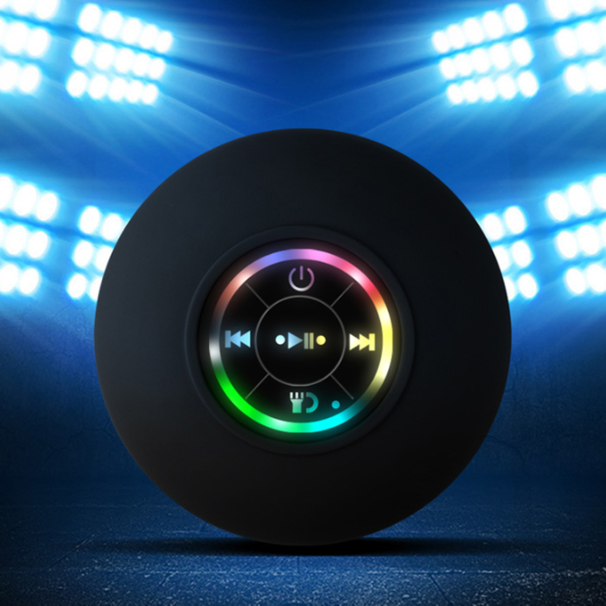 Schwarzer runder Lautsprecher mit bunten Knöpfen. Die Knöpfe sind grün, gelb, blau und rot. Der Hintergrund ist blau.