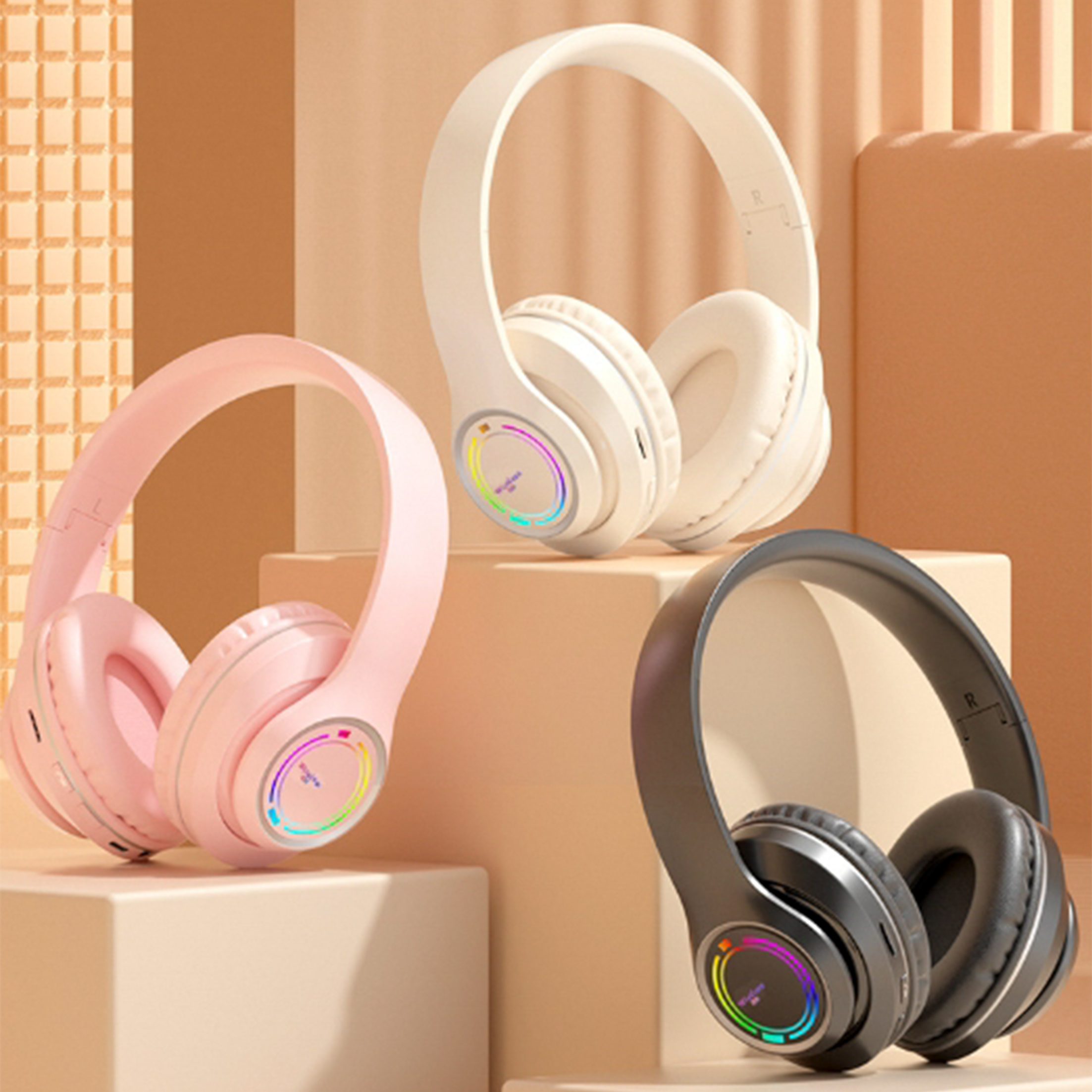 Drei Kopfhörer. Rosa, weiß und schwarz. Alle haben RGB-Beleuchtung.