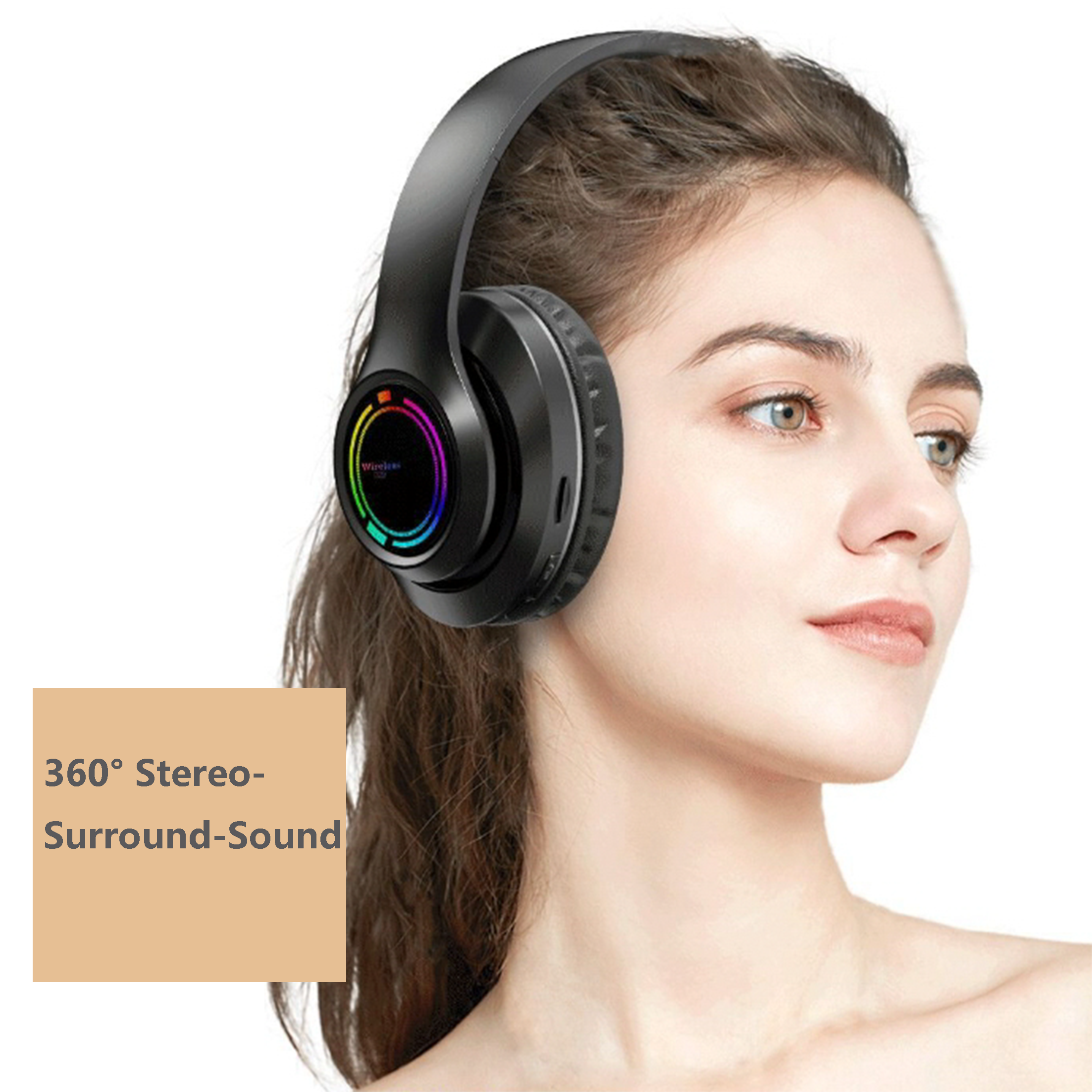 Frau mit schwarzen Kopfhörern, 360°-Surround-Sound. Bunte Lichter auf den Ohrmuscheln. Beiger Hintergrund.