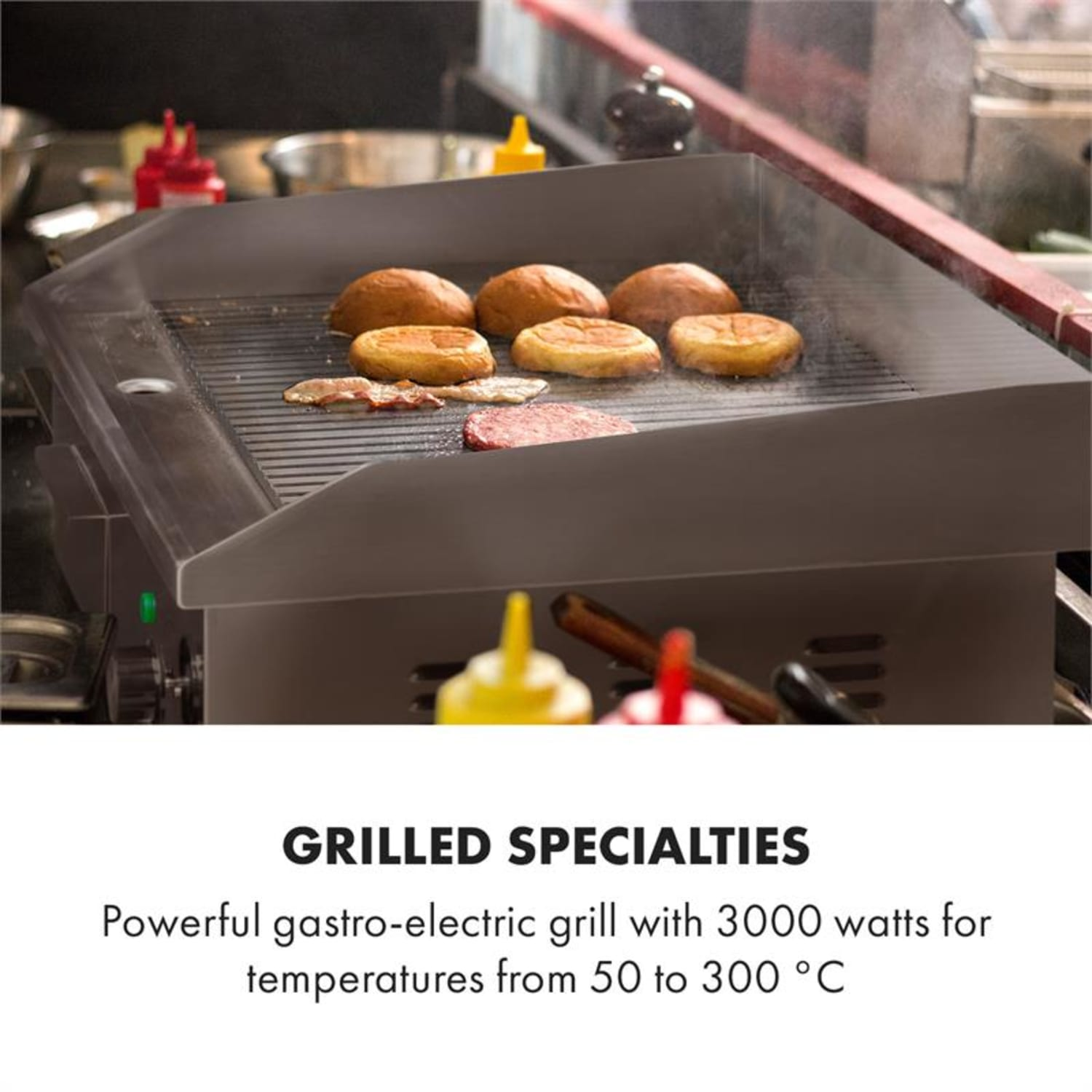 Gastro-Elektrogrill mit Essen. Der Grill brät Burger und Brötchen. Gewürze stehen auf der Theke.