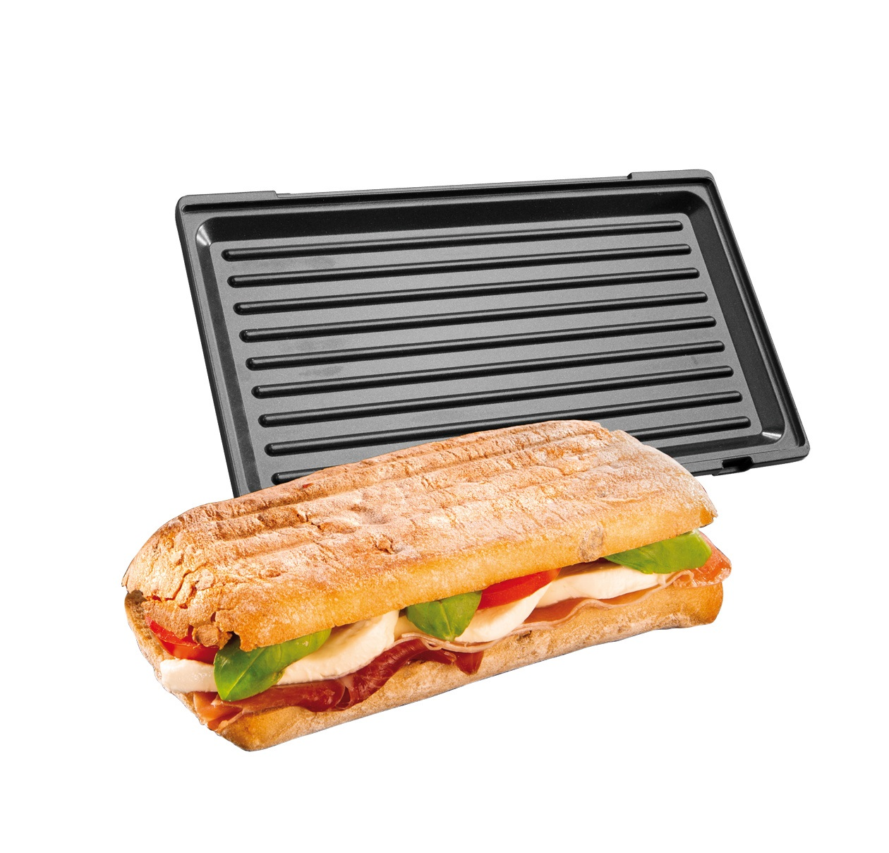 Ein Sandwich auf einer Grillpfanne, das Sandwich hat Tomaten, Käse und Basilikum.