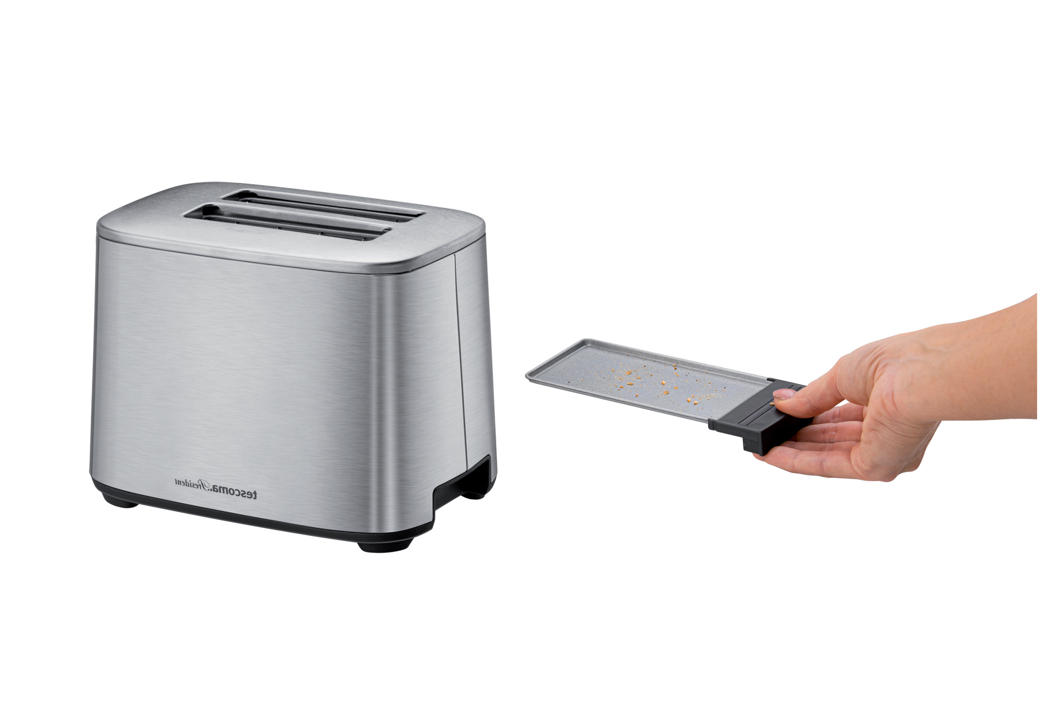 Ein silberner Toaster aus Edelstahl mit zwei Schlitzen. Eine Hand entfernt die Krümelschublade.
