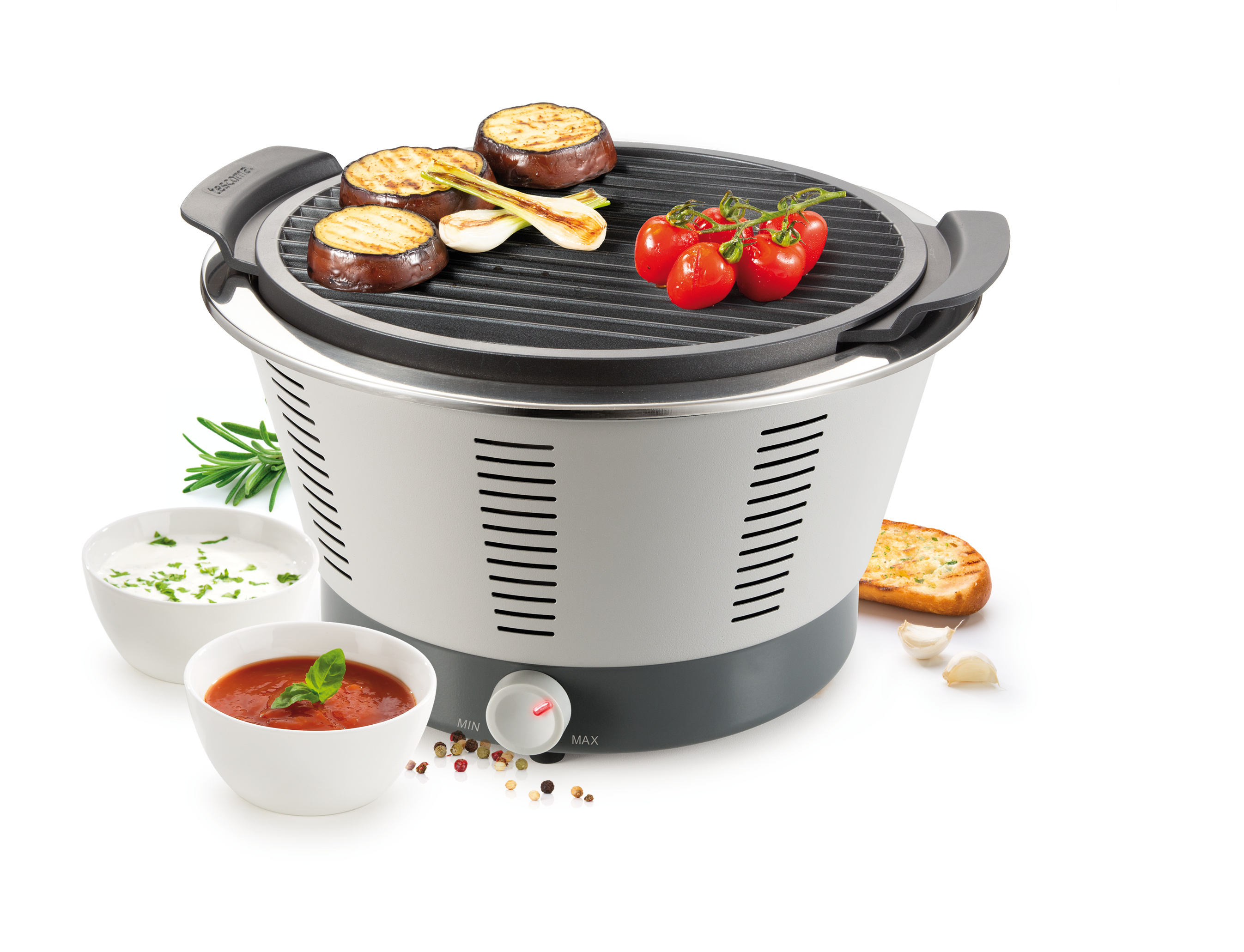 Runder Grill mit Essen. Enthält Tomaten, Aubergine und Rosmarin. Weißer Hintergrund.