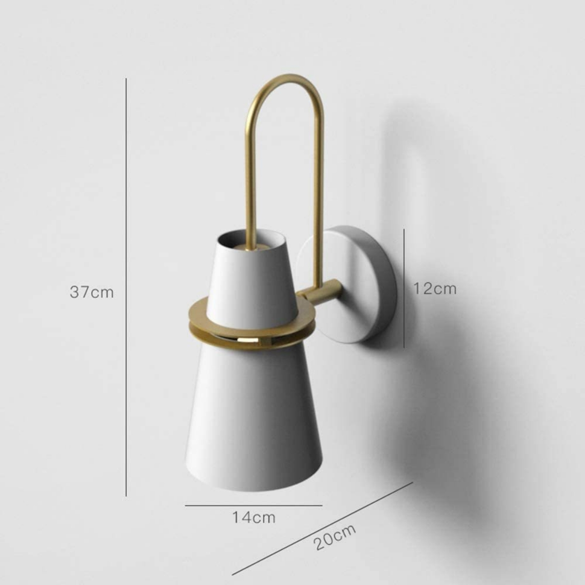 Wandleuchte mit weißem konischen Schirm und goldfarbenem gebogenen Arm. Abmessungen sind sichtbar.