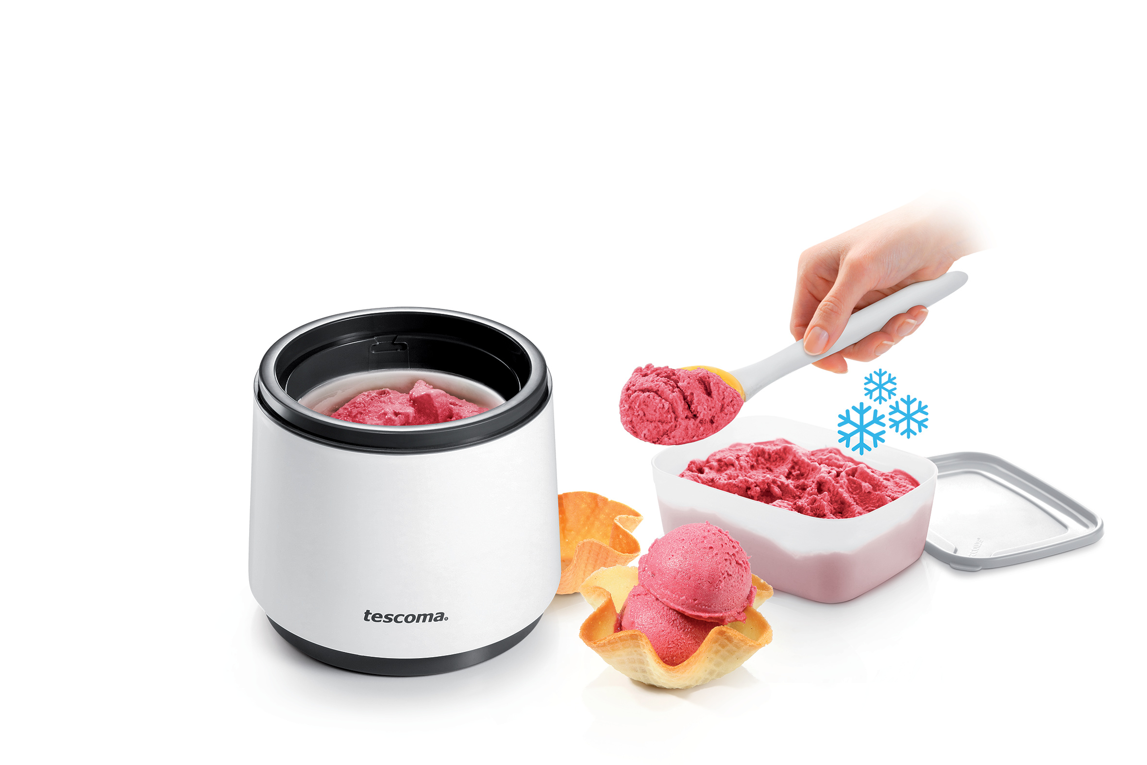 Eismaschine mit rosa Eis, Löffel und Waffelhörnchen. Hand schöpft Eis.