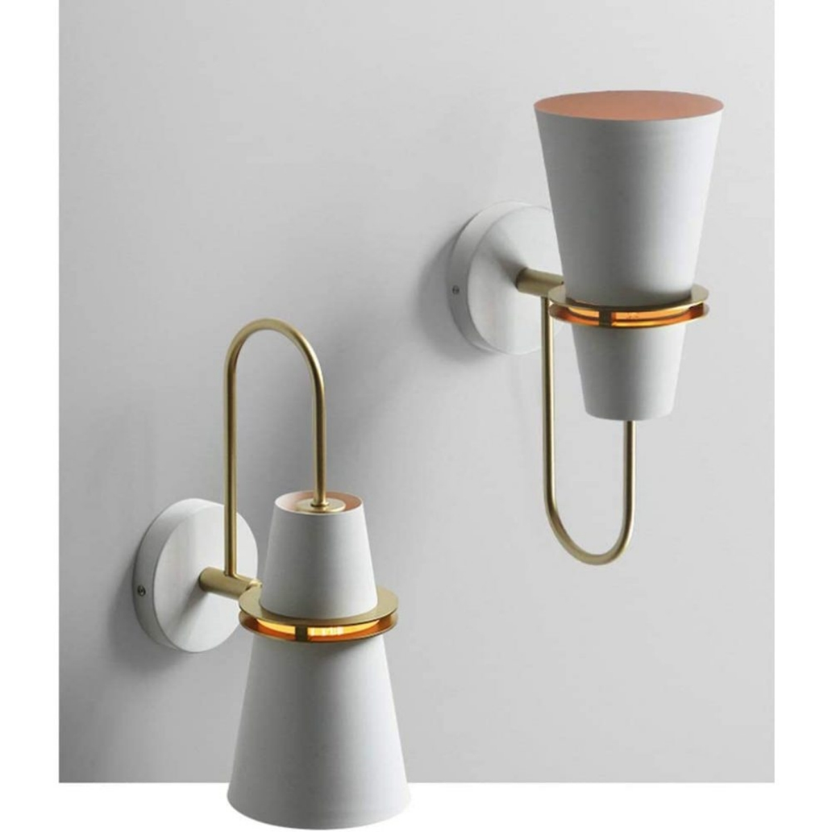 Zwei weiße, kegelförmige Wandleuchten mit goldenen Armen. Sie sind an einer weißen Wand montiert. Der Hintergrund ist grau.
