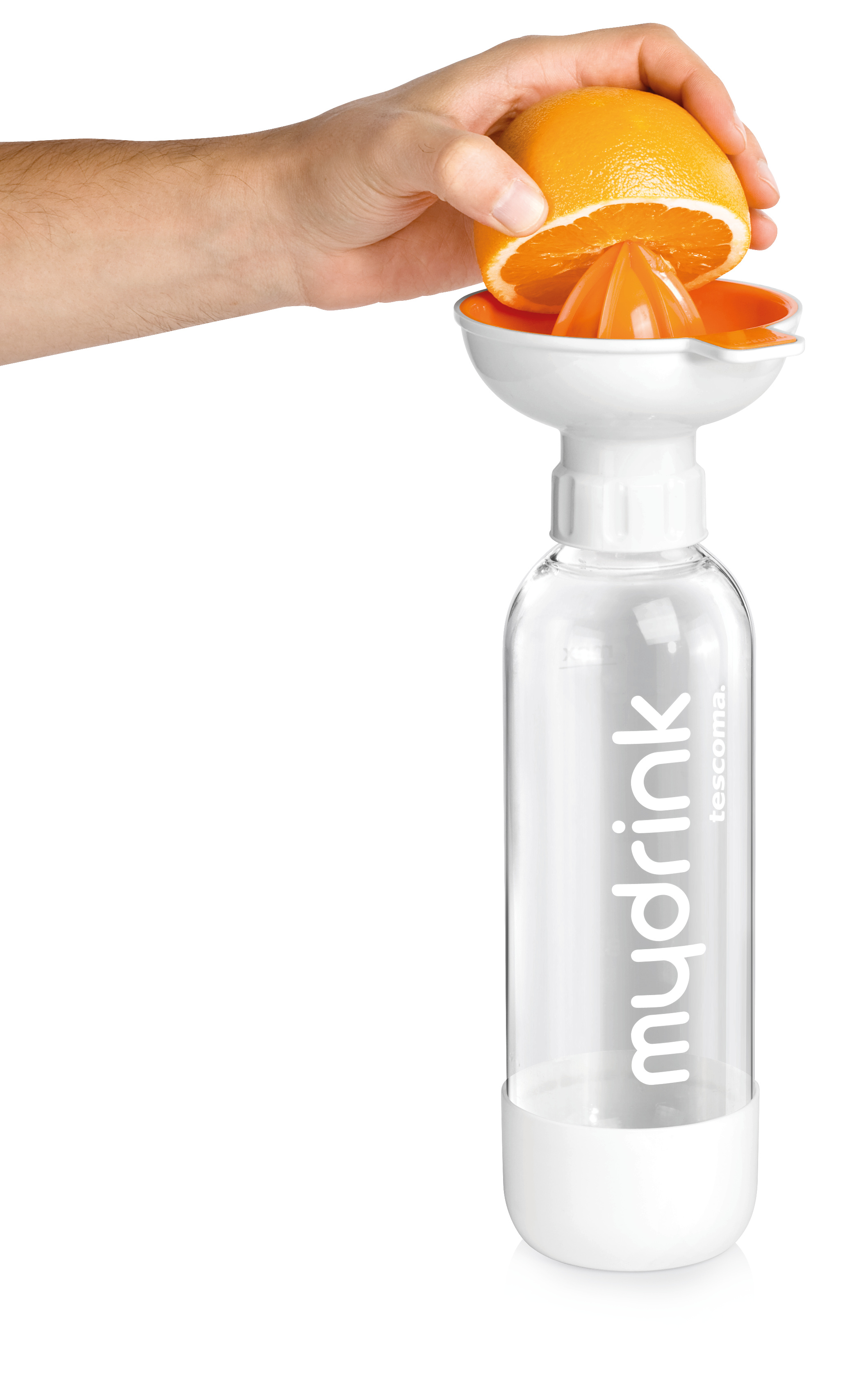 Eine Person, die Orangensaft mit einer Saftpresse in eine klare Flasche presst. Weißer Hintergrund.