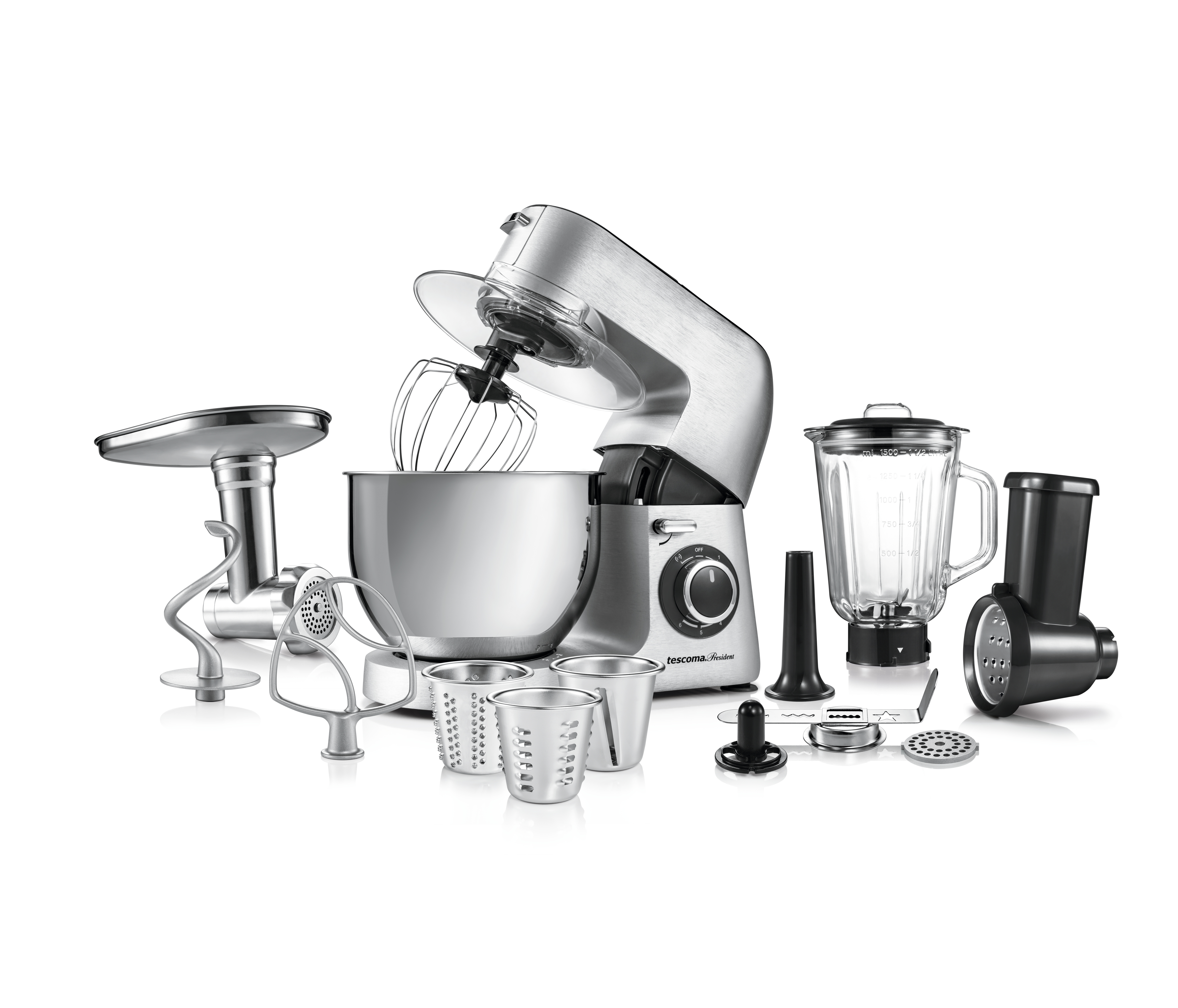 Silberne Küchenmaschine mit Zubehör. Enthält einen Mixer, eine Mühle und eine Rührschüssel.