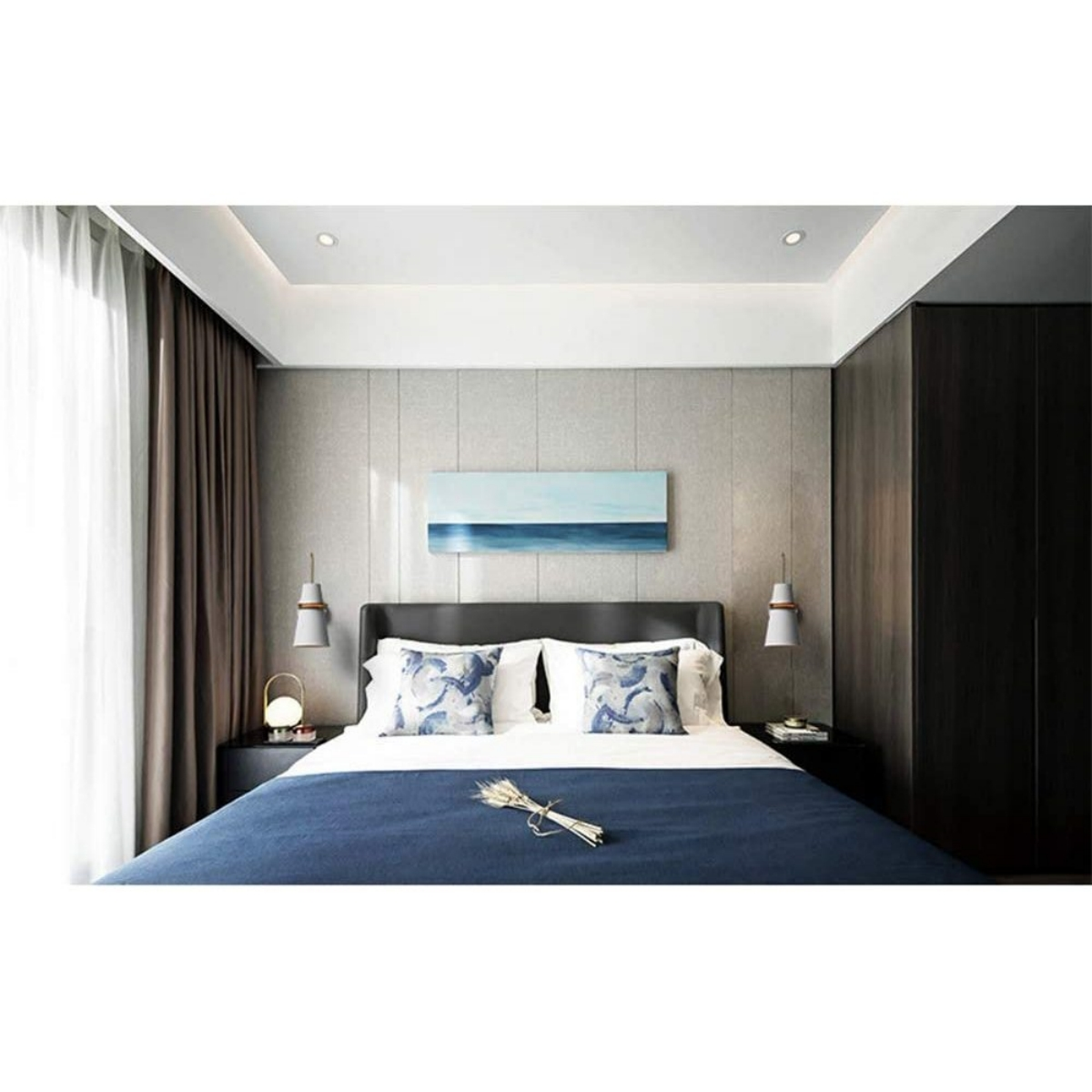 Schlafzimmer mit Bett, Kissen, Gemälde, Nachttischen, Lampen, Vorhängen und dunklem Schrank.