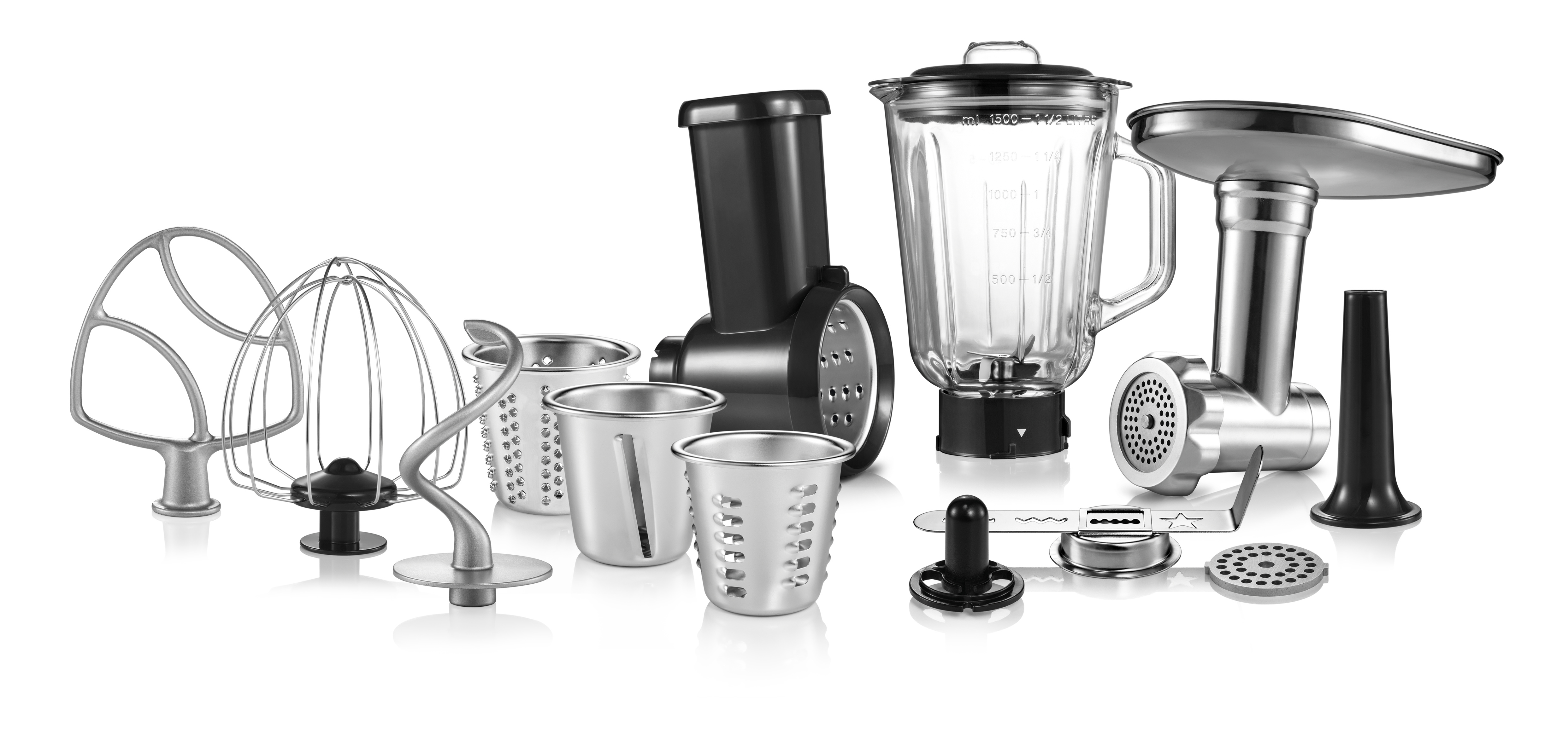 Küchengeräte: Mixer, Mahlwerk, Mixaufsätze auf weißem Hintergrund.