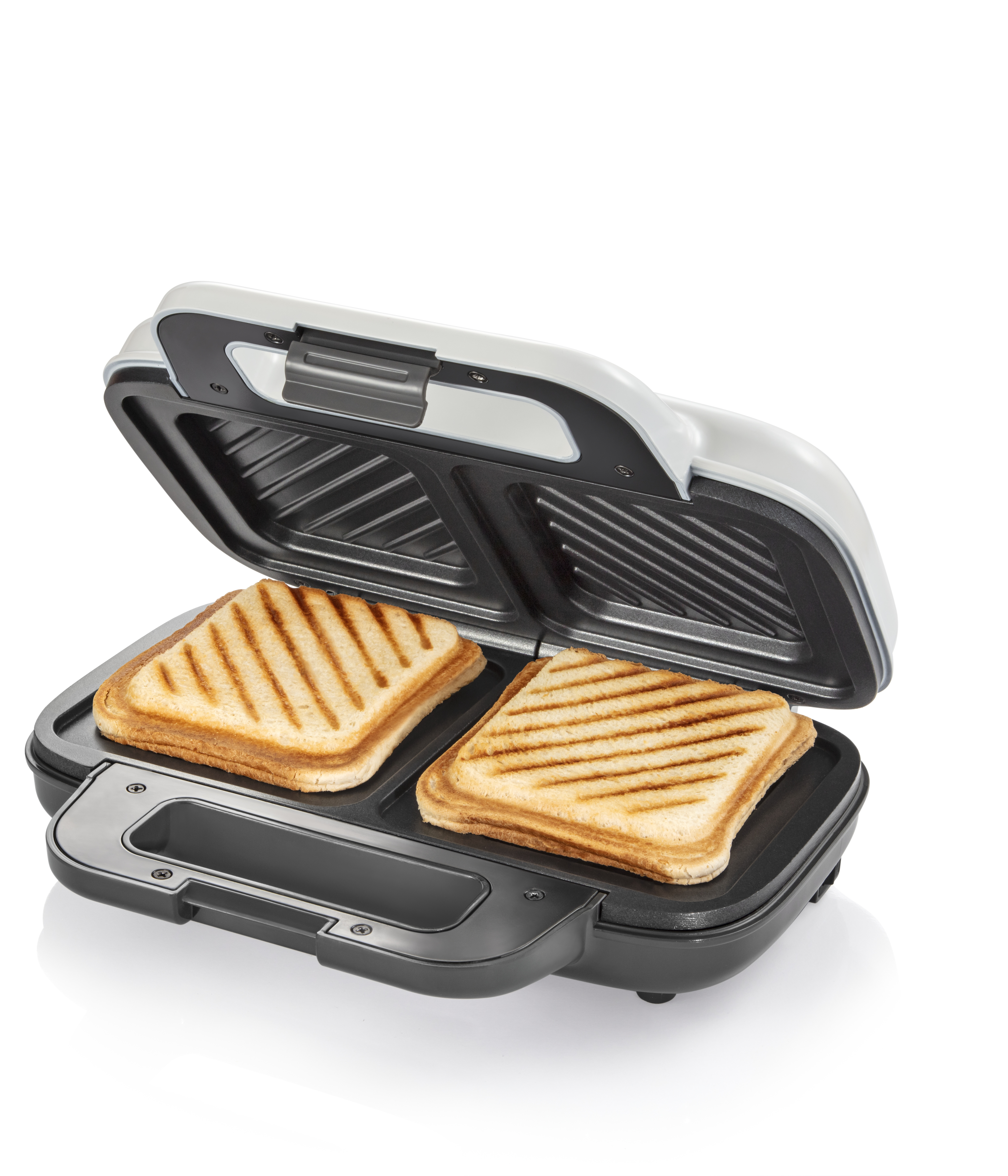 Geöffneter Sandwichmaker mit zwei getoasteten Sandwiches. Weißer Hintergrund.