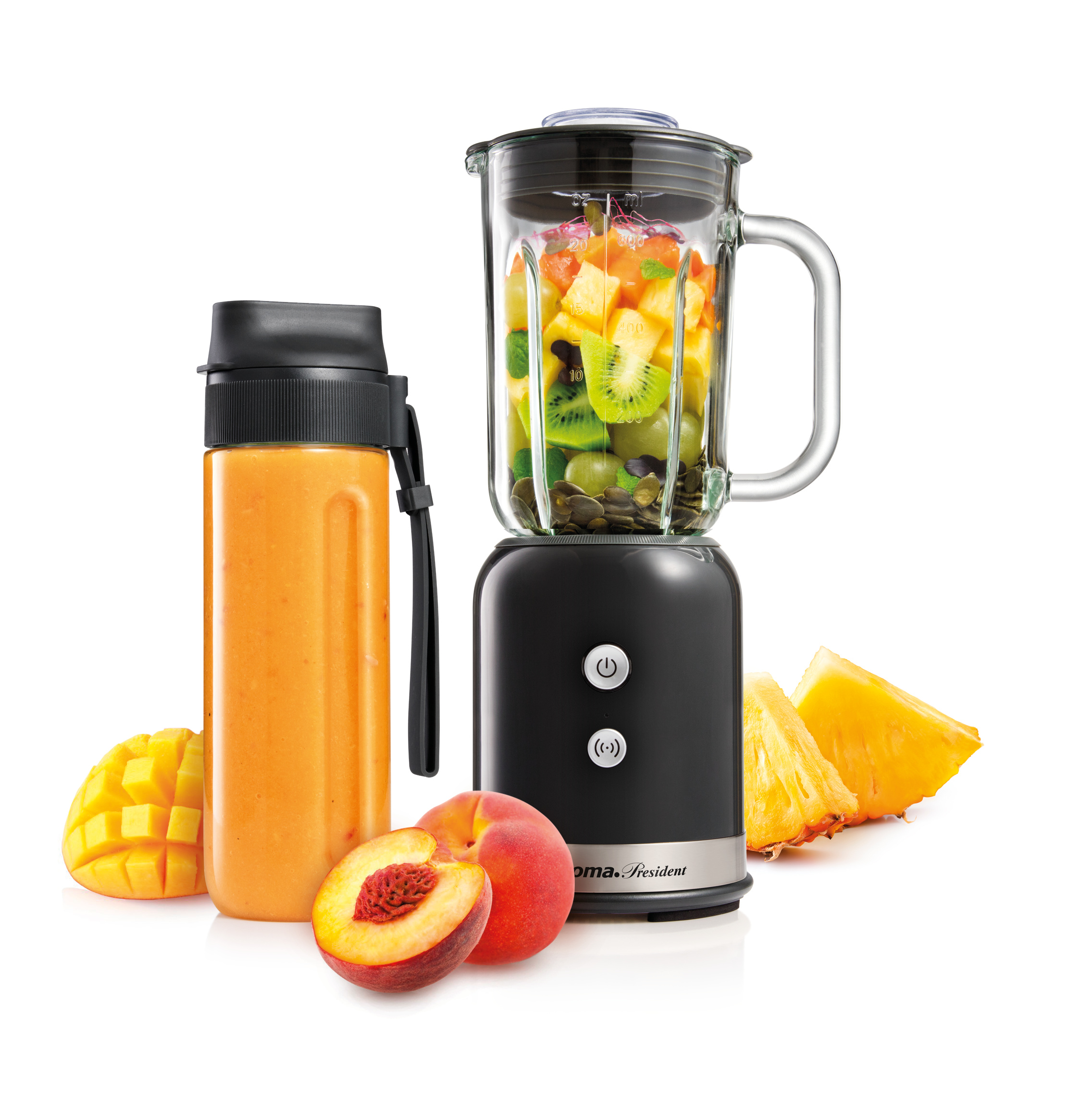 Mixer mit Früchten, Smoothie-Flasche, Mango, Pfirsich und Ananasscheiben. Alle Artikel auf weißem Hintergrund.