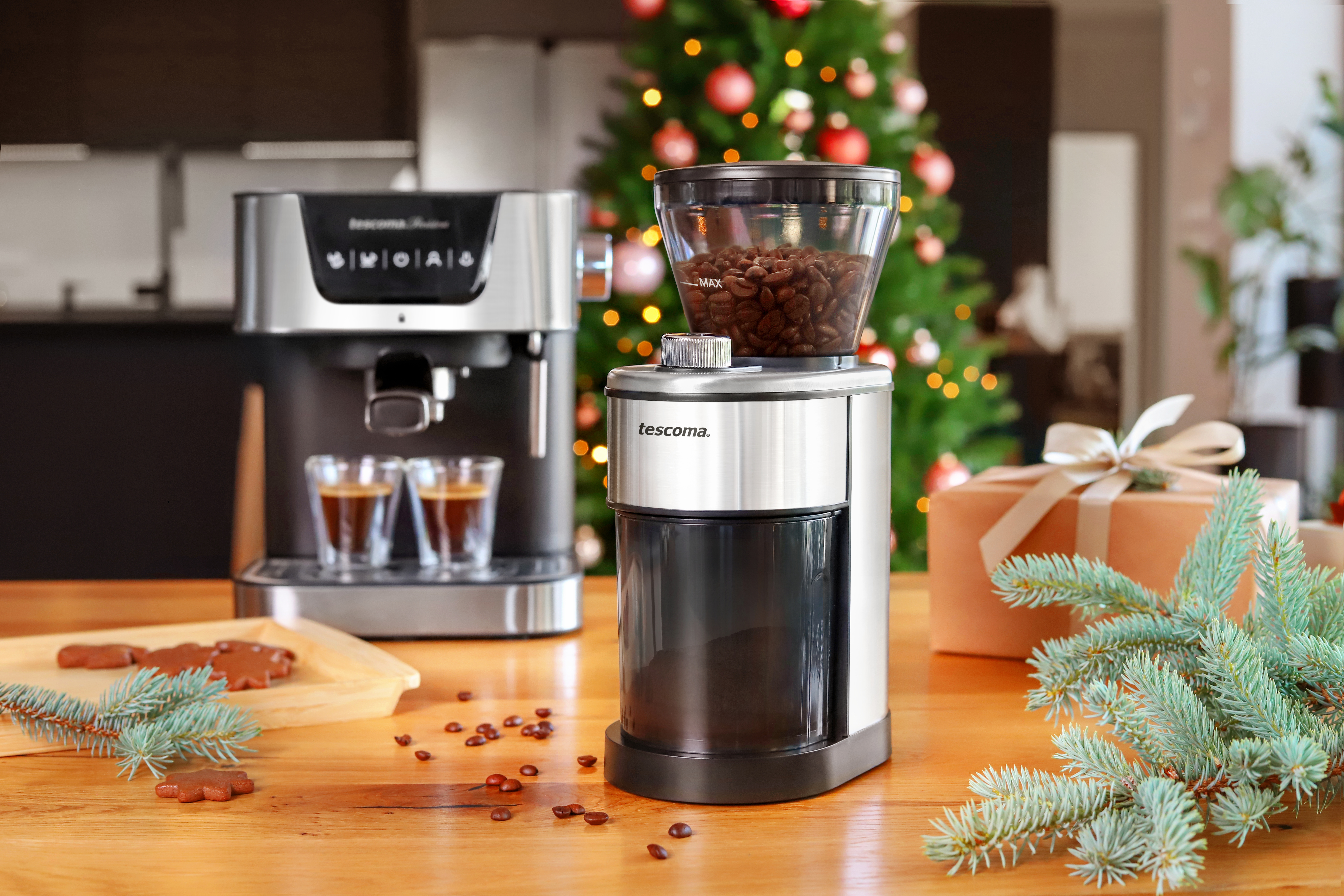 Kaffeemaschine und -mühle auf einem Tisch mit Weihnachtsdekorationen. Bohnen und Espresso.