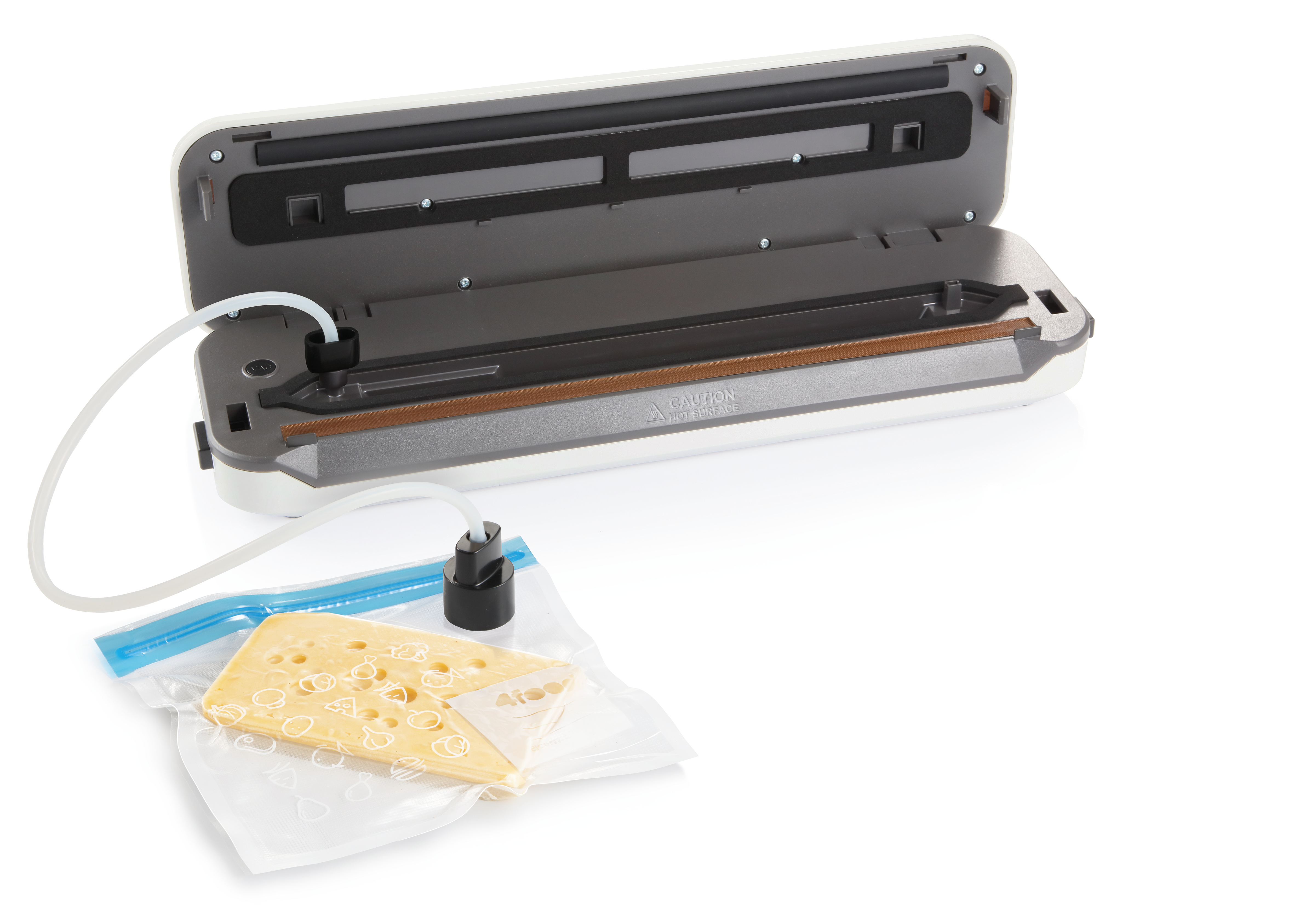 Vakuumiergerät mit Käse in einem Beutel. Offene, weiße Maschine. Weiße Oberfläche.