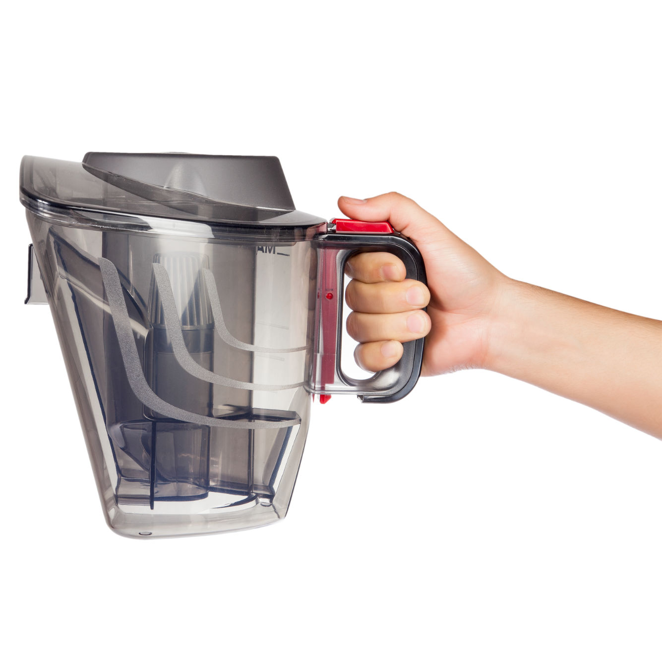 Eine Hand, die einen transparenten Staubsauger-Staubbehälter mit rotem Griff hält.