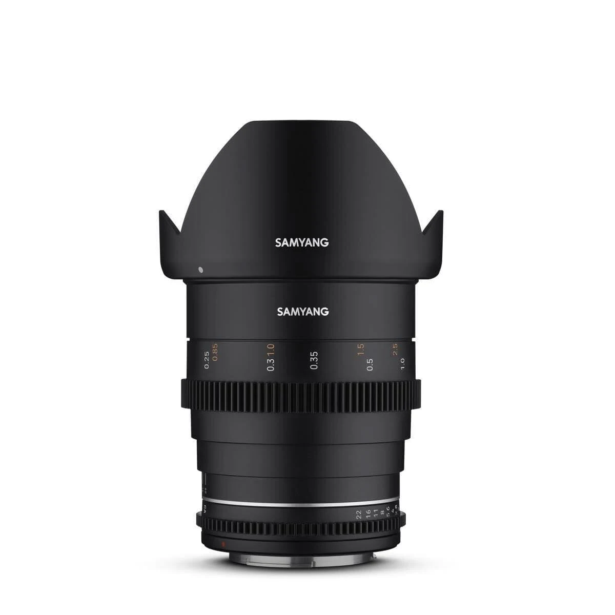 Czarny obiektyw z osłoną przeciwsłoneczną, marka SAMYANG. Obiektyw ma numery i oznaczenia.