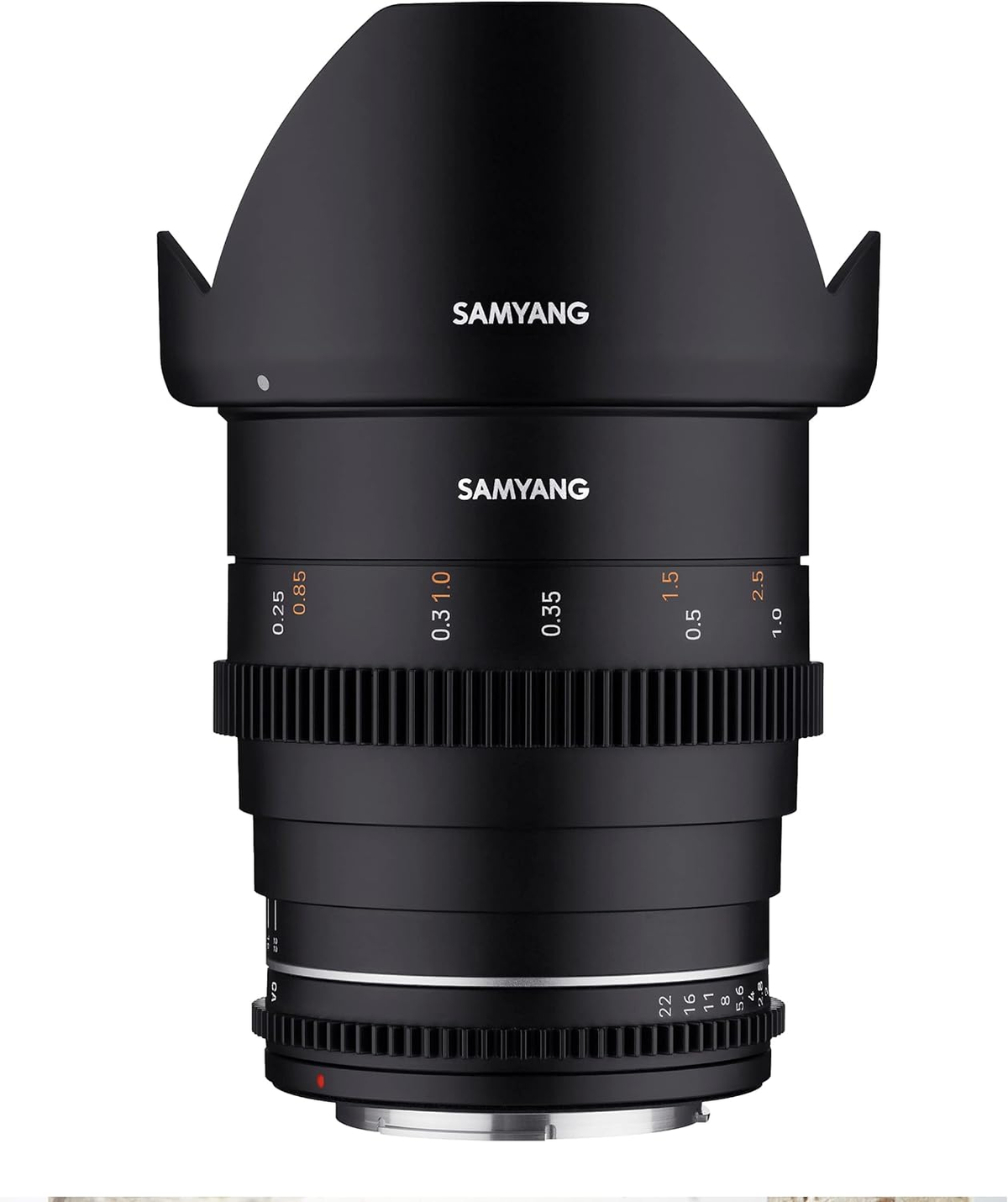 Un objetivo Samyang negro con números y marcas. Tiene anillos de enfoque y apertura.