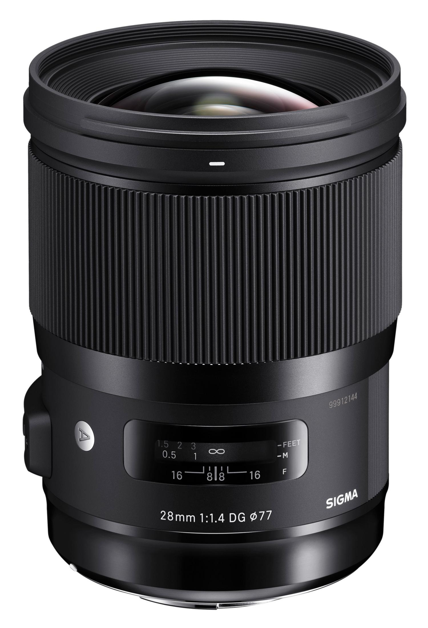 Obiettivo della fotocamera nero con lati scanalati. Segni argentati sull'obiettivo. Sfondo bianco.