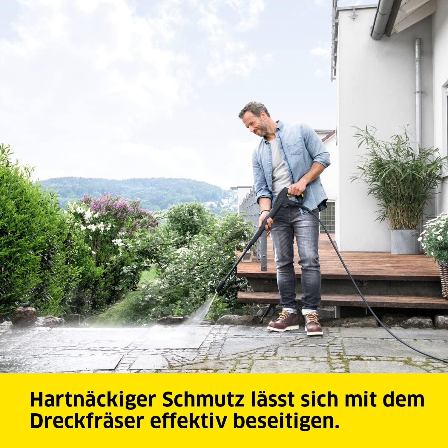 Mann reinigt Terrasse mit Hochdruckreiniger. Text: Hartnäckiger Schmutz effektiv entfernen.