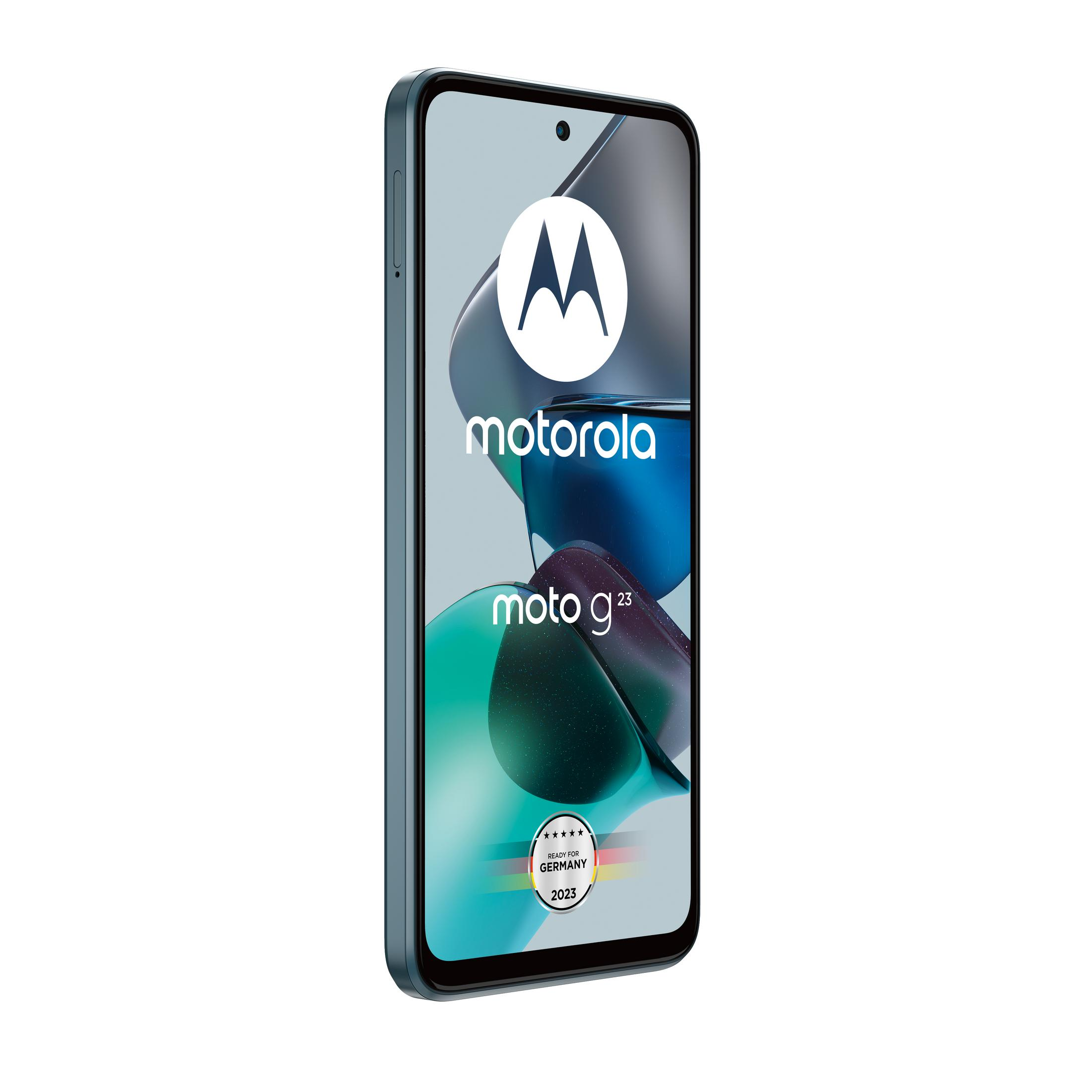 Blaues Motorola Moto g23 Smartphone. Seitenansicht, Markenname sichtbar. Grauer Hintergrund.