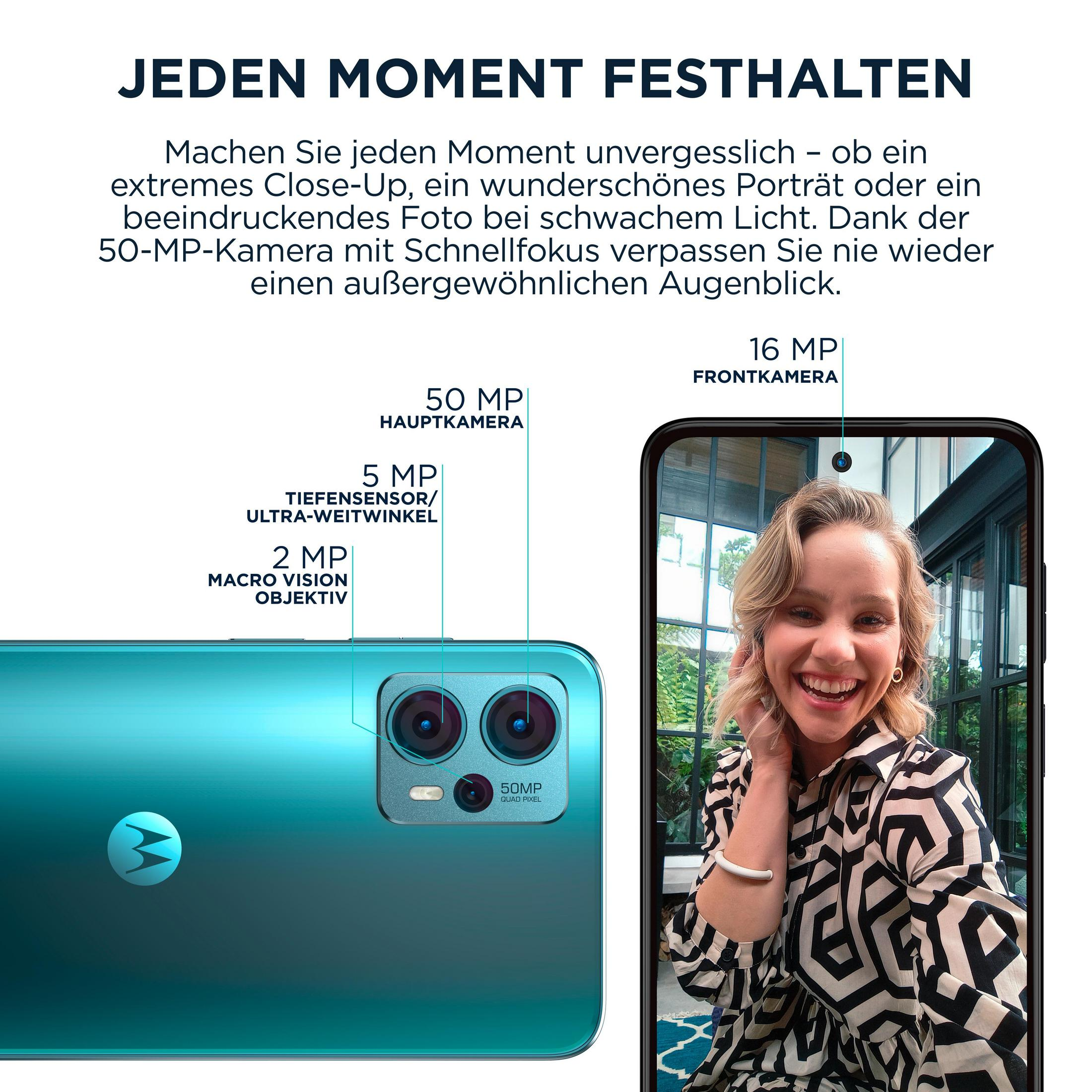 Ein türkisblaues Smartphone mit einem Selfie einer lächelnden Frau und Kameraspezifikationen.