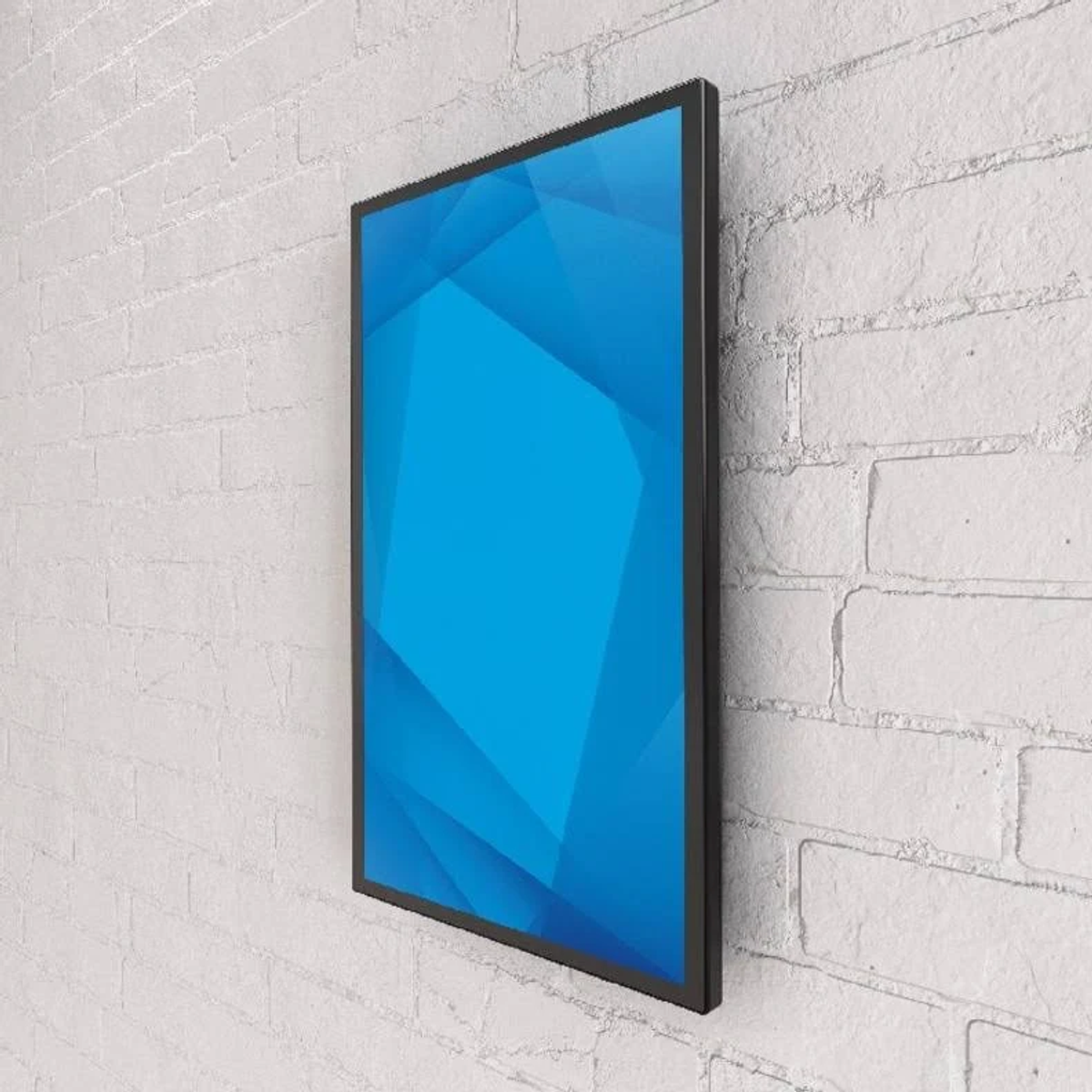 Niebieskie abstrakcyjne dzieło sztuki w czarnej ramie, wiszące na białej ceglanej ścianie. Sztuka ma geometryczne kształty.