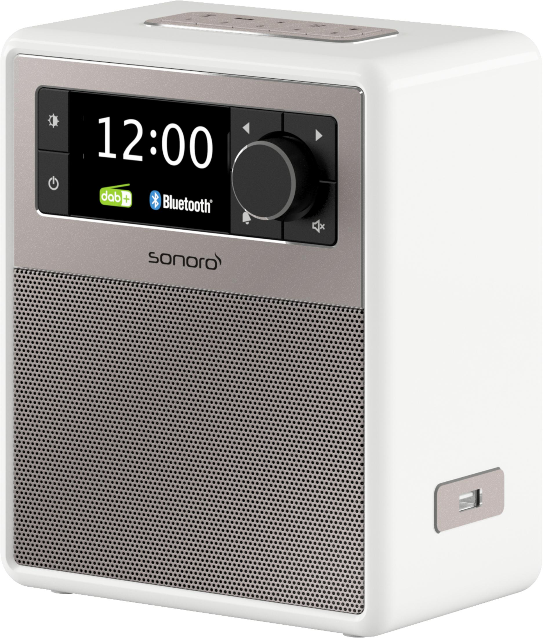 Weißes Radio mit Digitalanzeige, die die Uhrzeit anzeigt. Es hat ein Lautsprechergitter und Bedienelemente auf der Vorderseite.